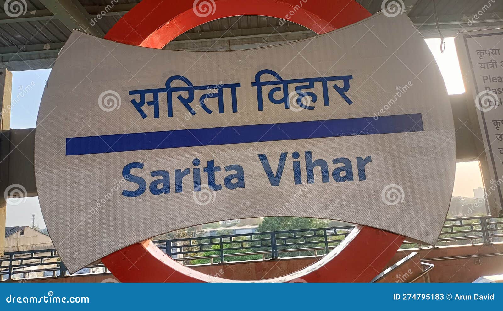 Delhi india 15022023 : Text in sarita vihar in englisch und hinlänglich