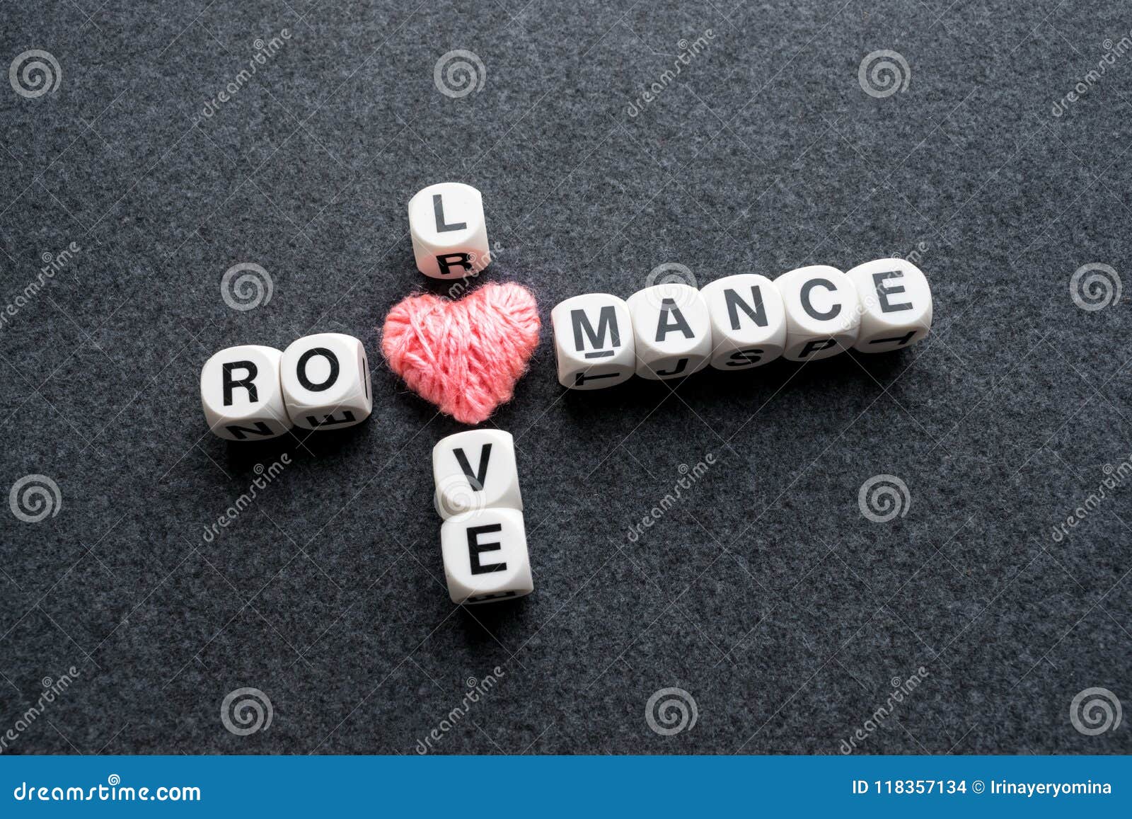 Texto Romántico Del Bloque Del Crucigrama Del Amor Con El Corazón Rosado Del Hilo En Oscuridad de archivo - Imagen de regalo, tarjeta: 118357134