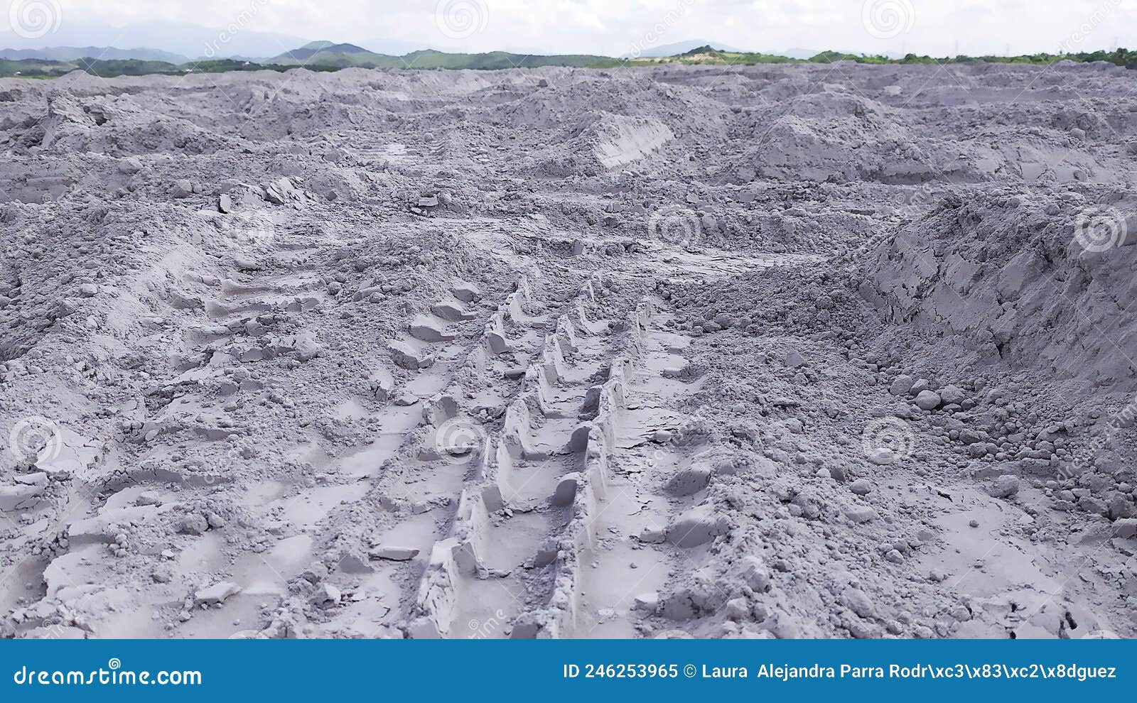 textura de huellas de camiÃÂ³n en la arena. texture of truck tracks in the sand.