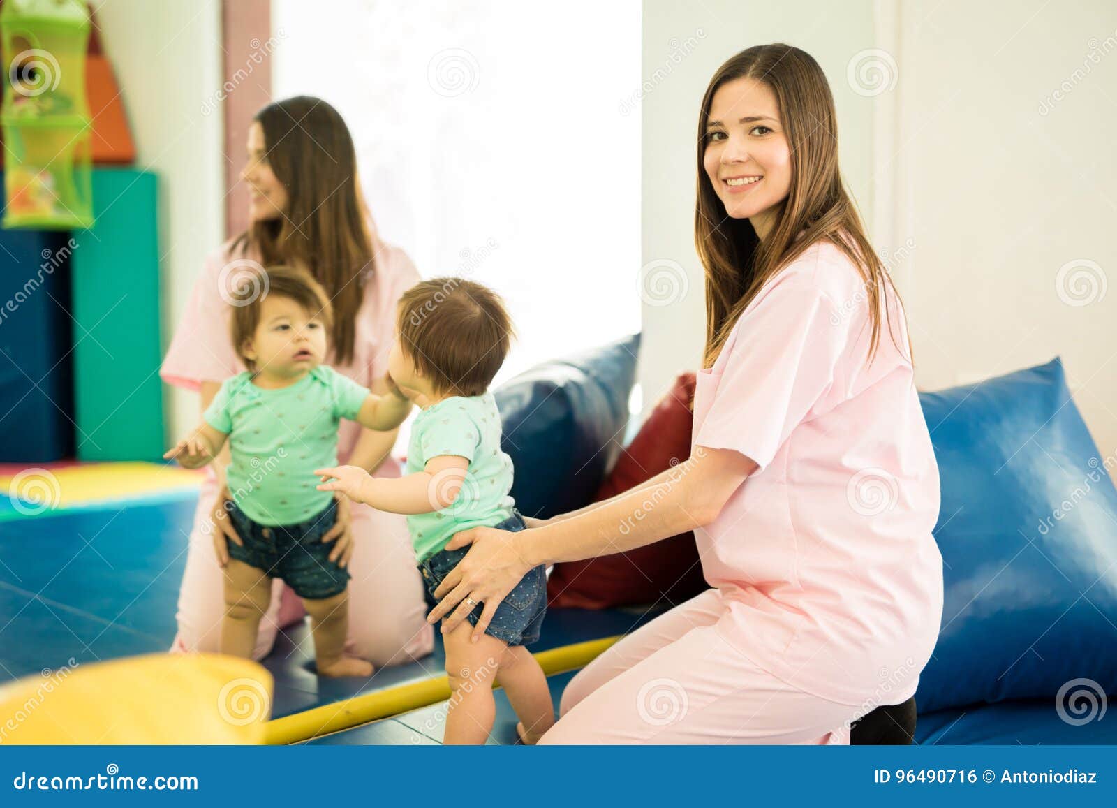 Therapeute Et Bebe Devant Un Miroir Photo Stock Image Du Rehabilitation Assez Therapeute Et Bebe Devant Un Miroir Photo Stock Image Du Rehabilitation Assez