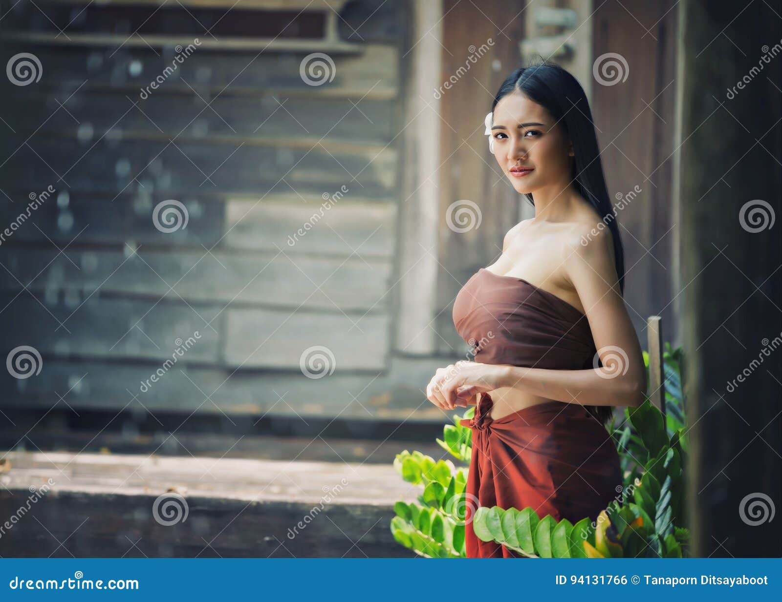 https://thumbs.dreamstime.com/z/thai-beautiful-woman-wearing-typical-tradition-countryside-thailand-94131766.jpg