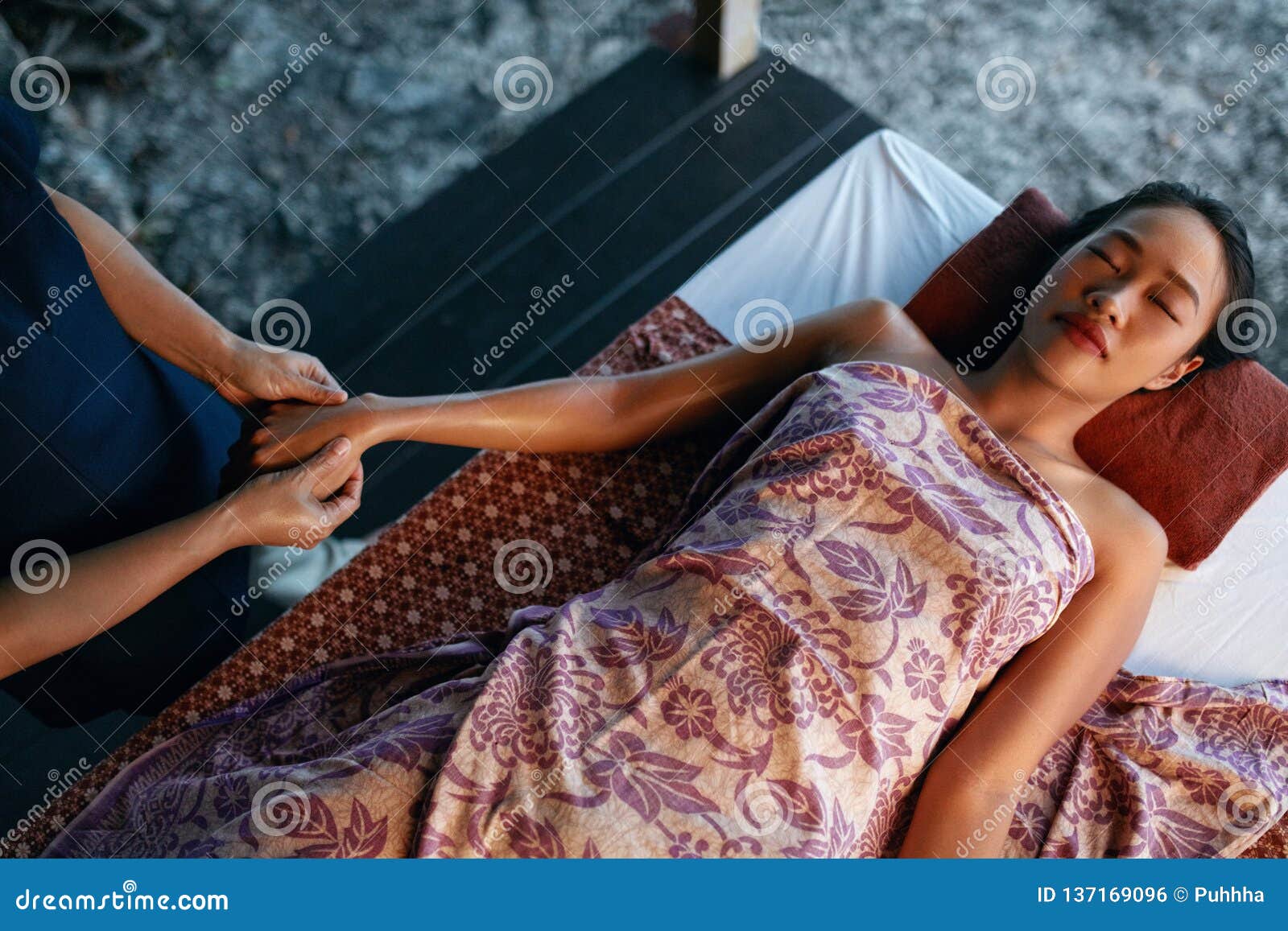 https://thumbs.dreamstime.com/z/thai-body-massage-beautiful-woman-getting-hand-spa-asian-relaxing-resort-high-resolution-137169096.jpg	