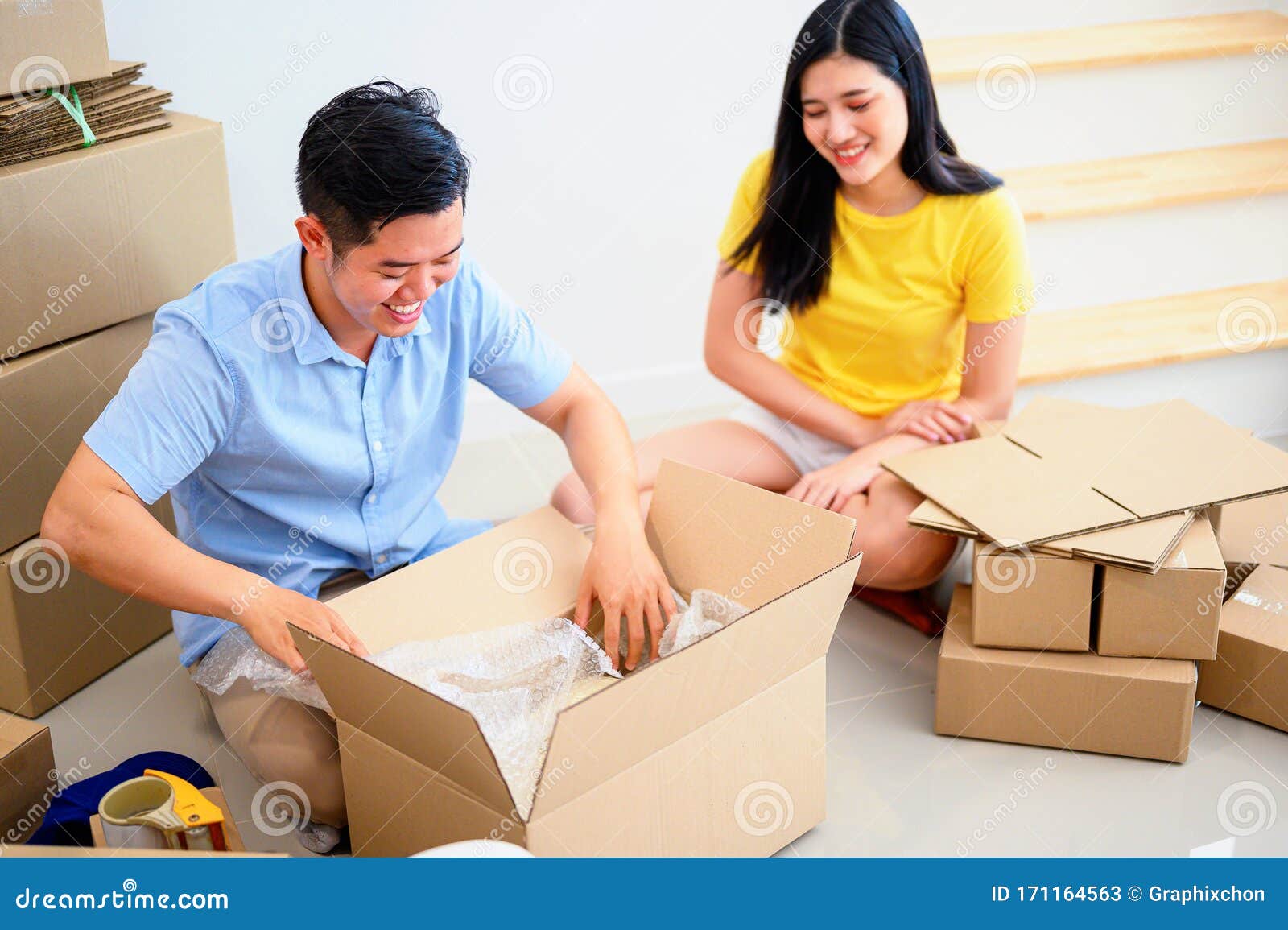 Thai Entrepreneur Couple Are Packing The Box Selling Online And Home