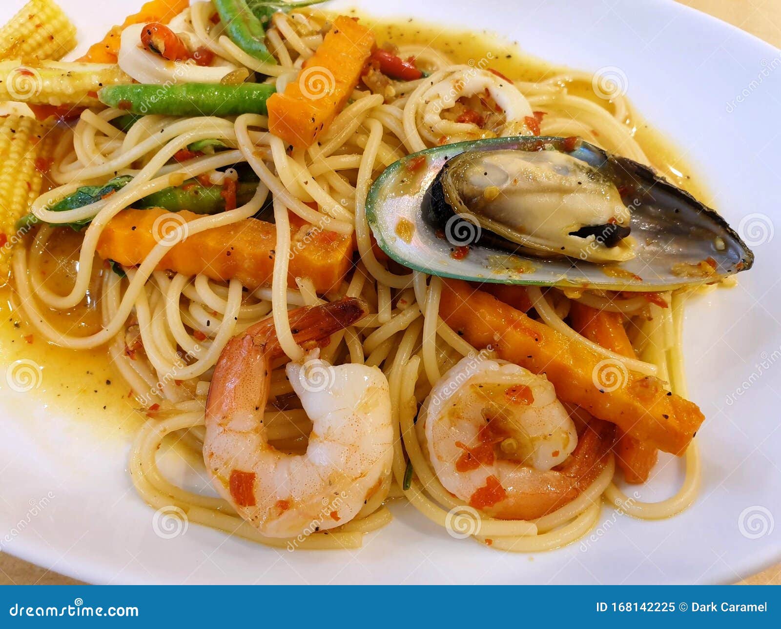 Thai Food Style Spaghetti Pad Kee Mao Spaghetti With Shrimp Mussels thai-food-style-spaghetti-pad-kee-mao-spaghetti-with-shrimp-mussels