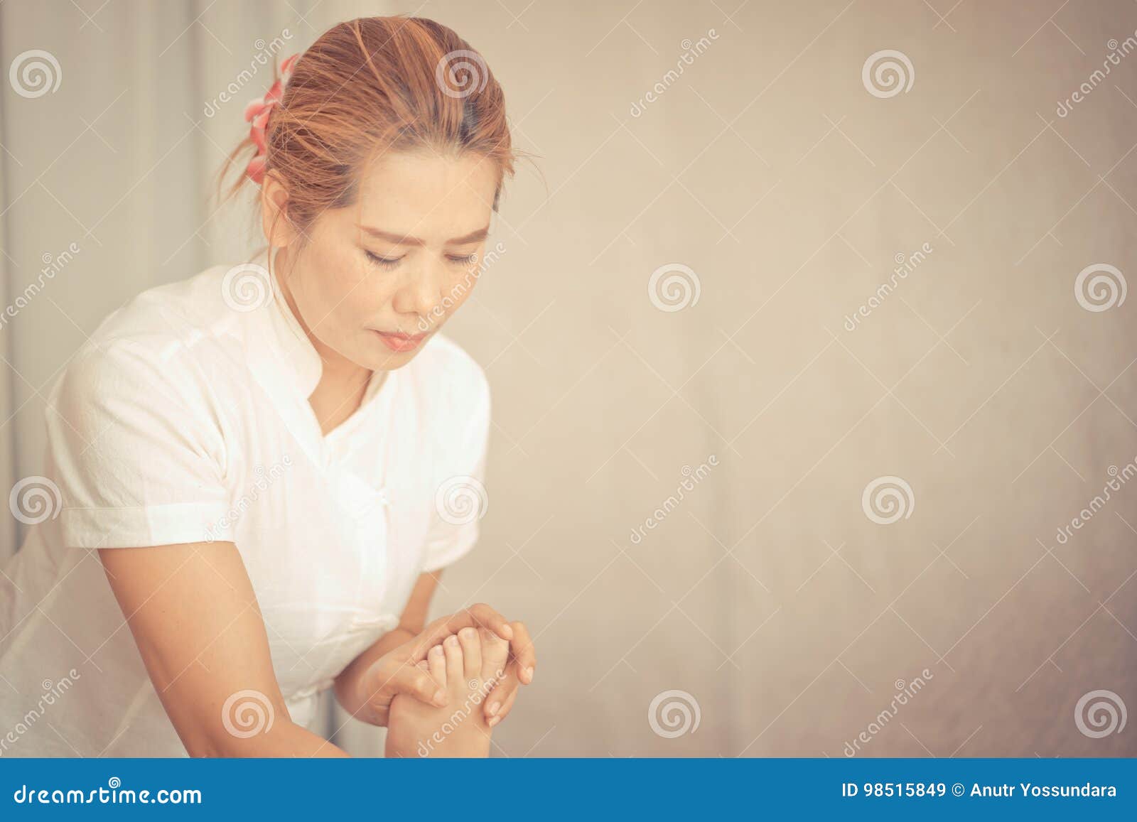 Thai Massage Therapist Massaging Feet Stock Image Image Of Copy Skin 98515849