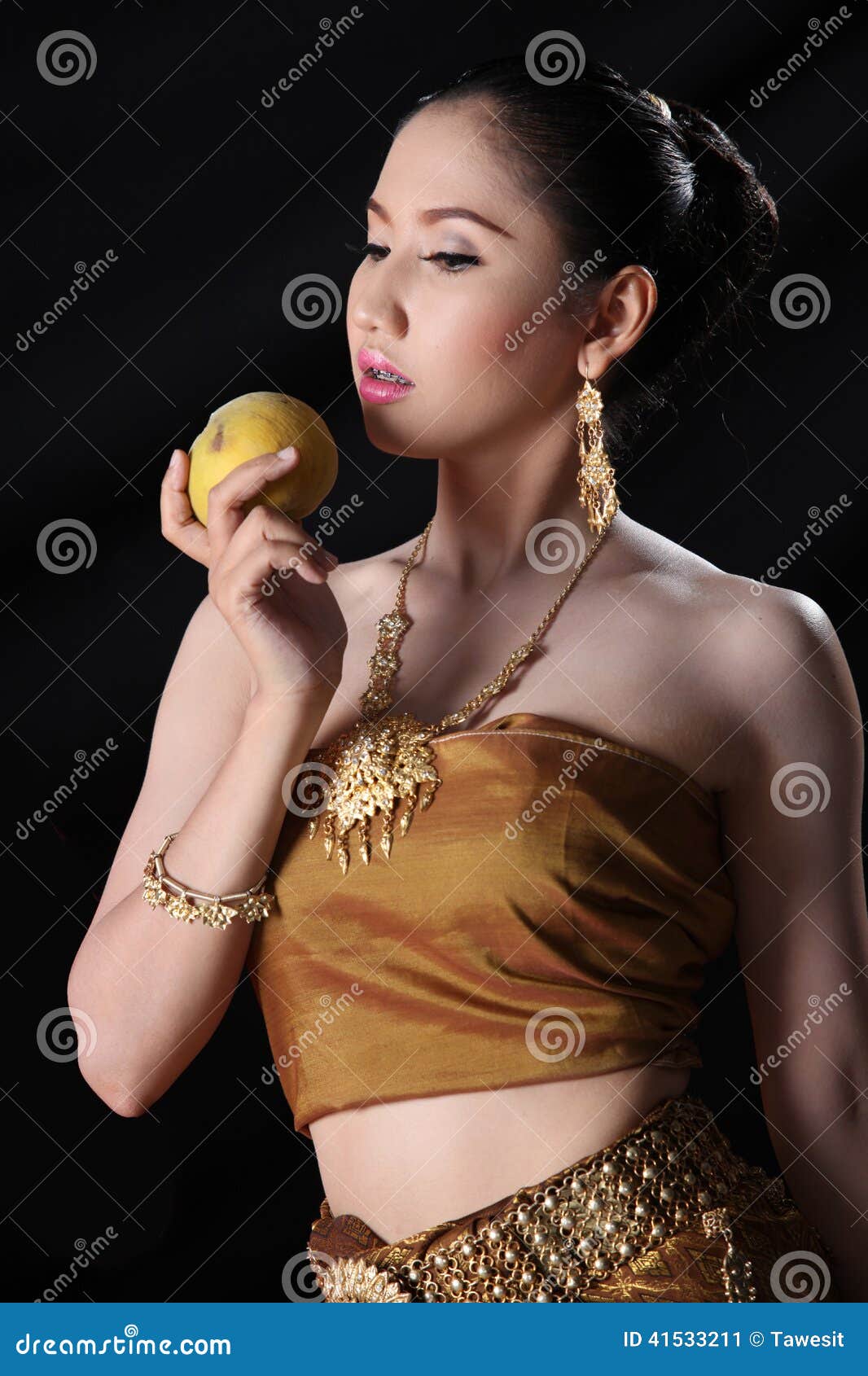 https://thumbs.dreamstime.com/z/thai-model-peach-traditional-dress-41533211.jpg