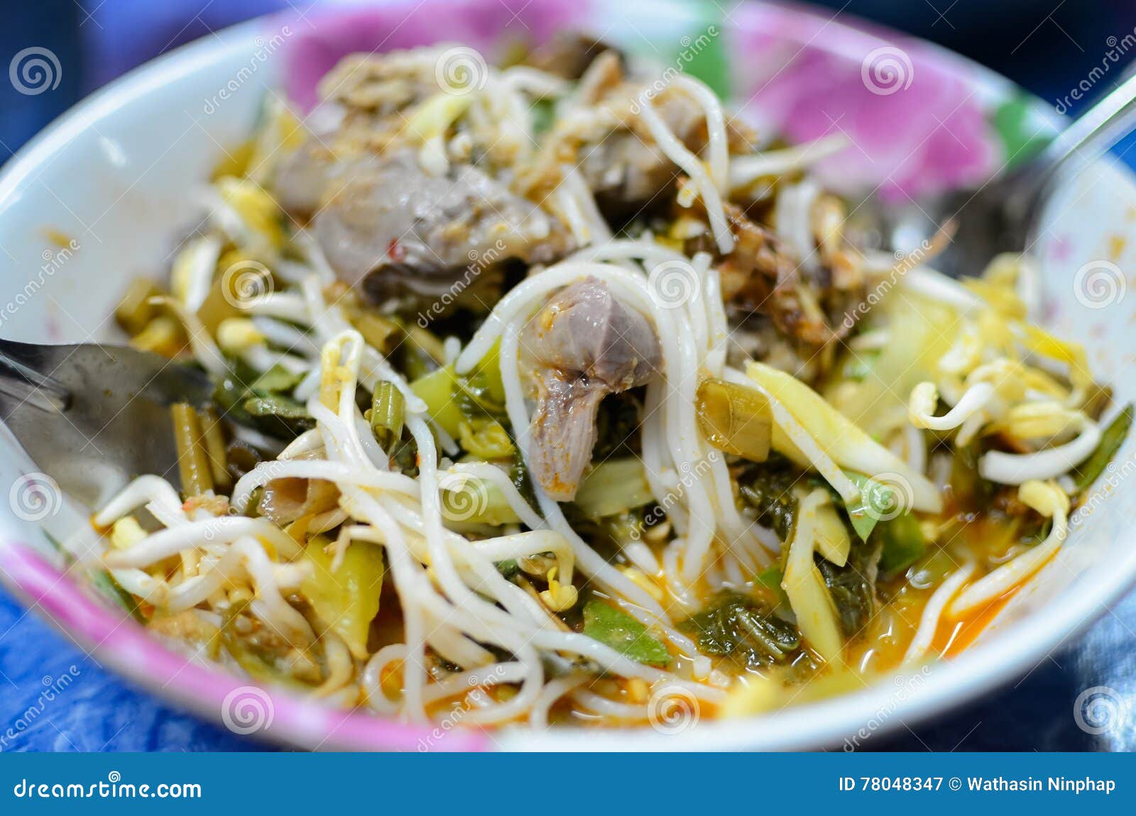 thai noodle soup (kuay tiew)