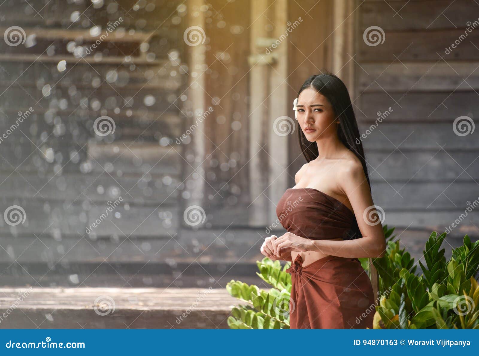 https://thumbs.dreamstime.com/z/thai-women-dress-style-thai-beautiful-woman-traditional-historical-period-wooden-house-94870163.jpg