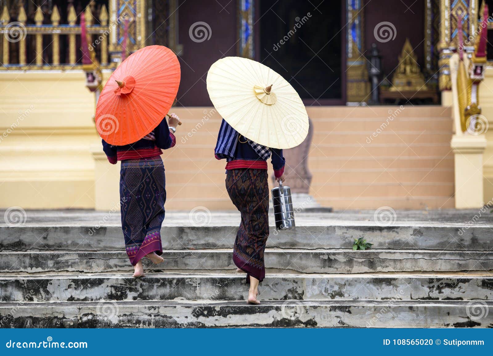 Thailand går det buddistiska folket till tempelkultur av asiatet. Thailand buddistisk kultur av asiatet