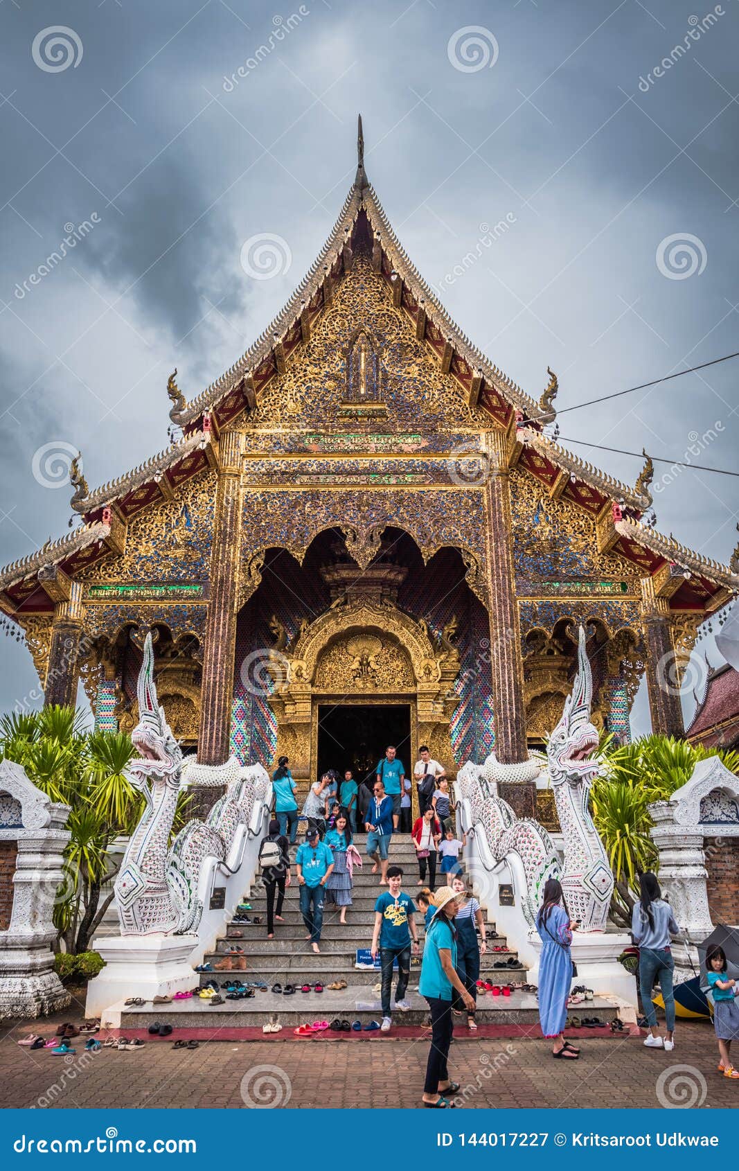 De toeristen en de Boeddhistische mensen bezoeken en bidden aan een kerk van Thailand tempel genoemd ?Wat Den Salee Sri Muang Gan Wat Ban Den ? Boeddhistische tempel in Chiang Mai, Thailand