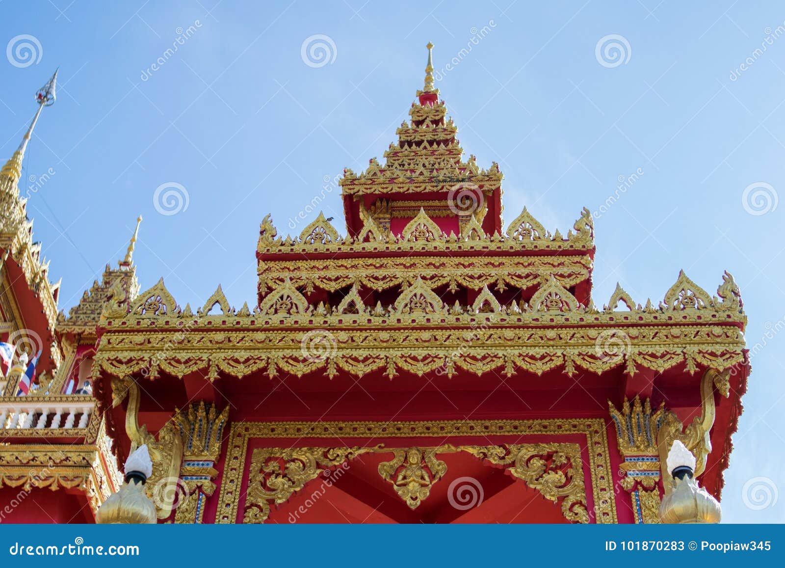 Thailändsk tempel av TEMPLET för WAT PHRATHAT RUENG RONG i Sisaket, Thailand