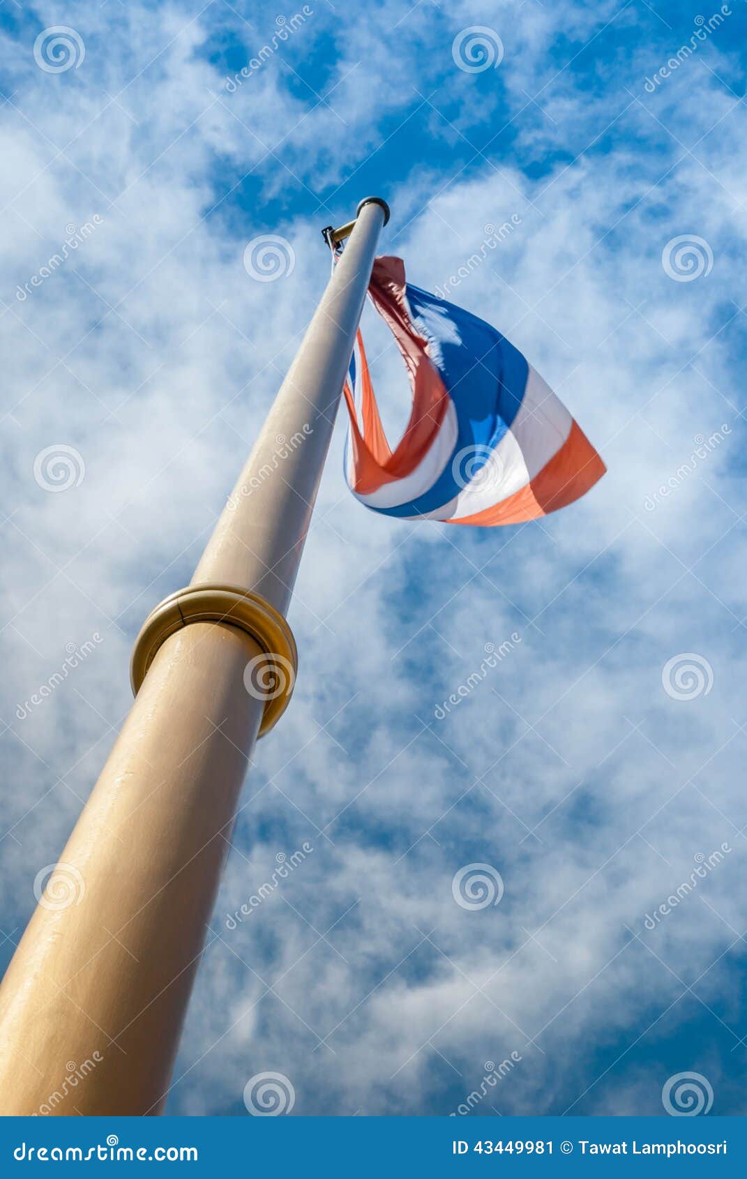 Thailändskt sjunka. Bild av att vinka den thailändska flaggan av Thailand med molnbakgrund