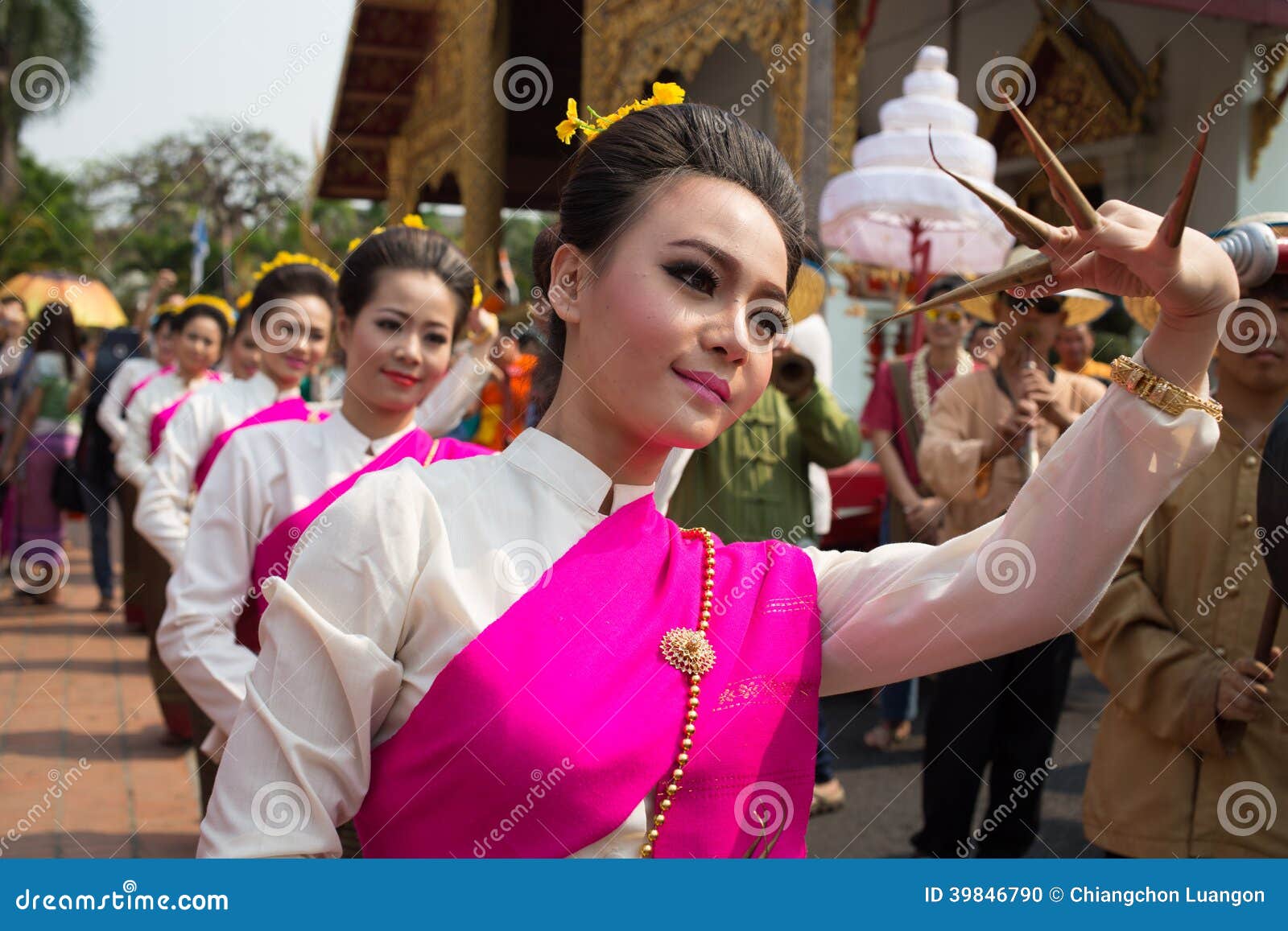 Thaise Dansersvrouw in Bewoordingstempel in Songkran-Festival ...