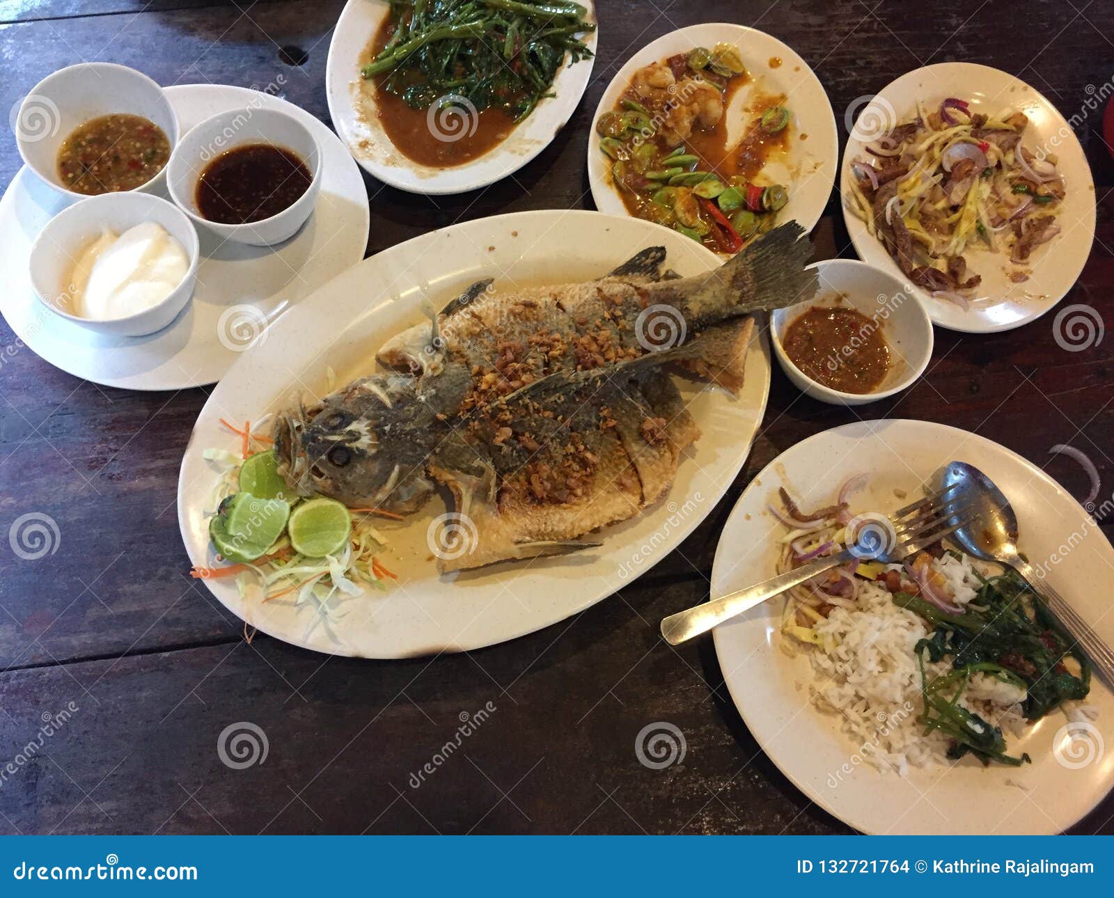 Thaise maaltijd in een restaurant wat uit vissen bestaan, stinky bonen, waterspinazie, mangosalade die allen in traditionele Thaise stijl gekookt zijn