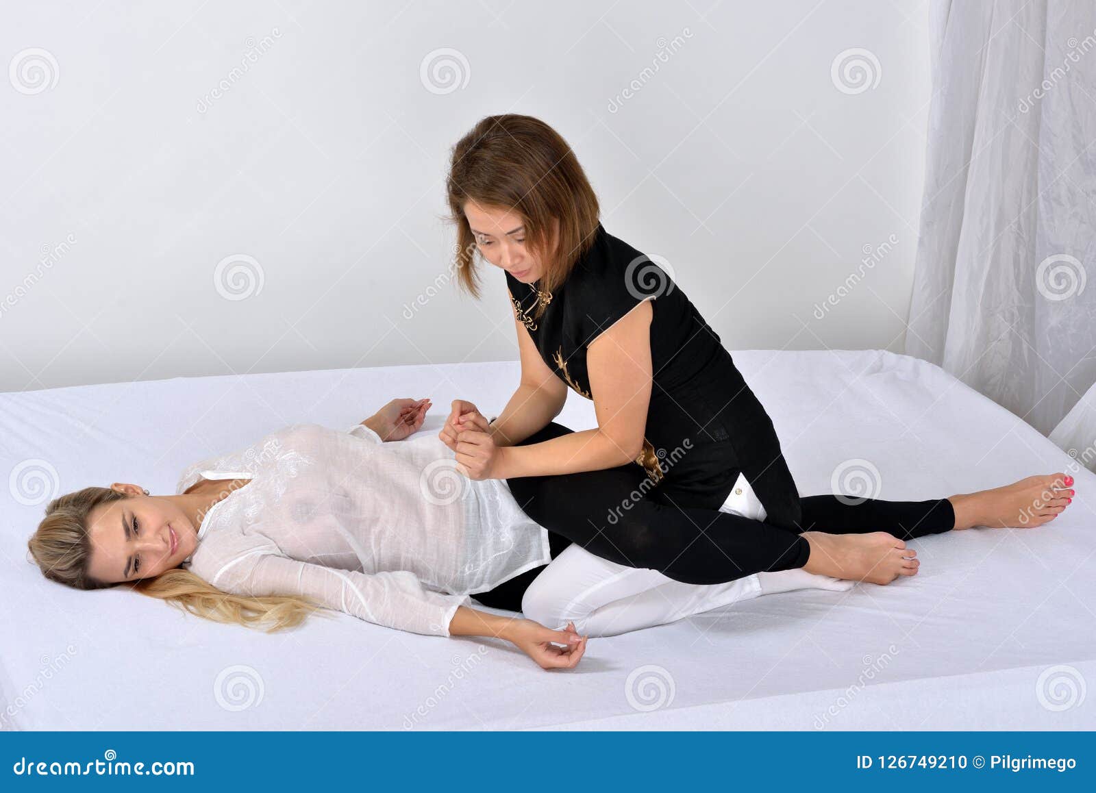 Verpleegster Die Beenmassage Geven Aan Hogere Vrouw Stock 