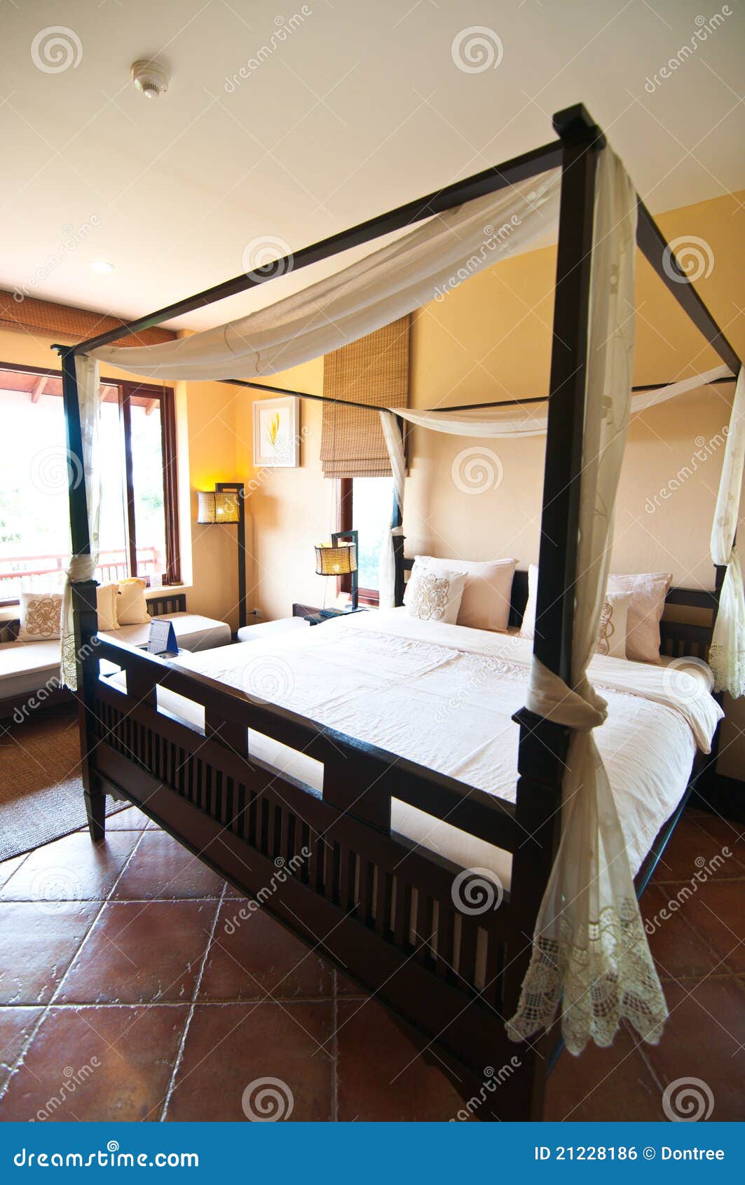 Thaise stijl tropische slaapkamer royalty vrije stock afbeelding ...