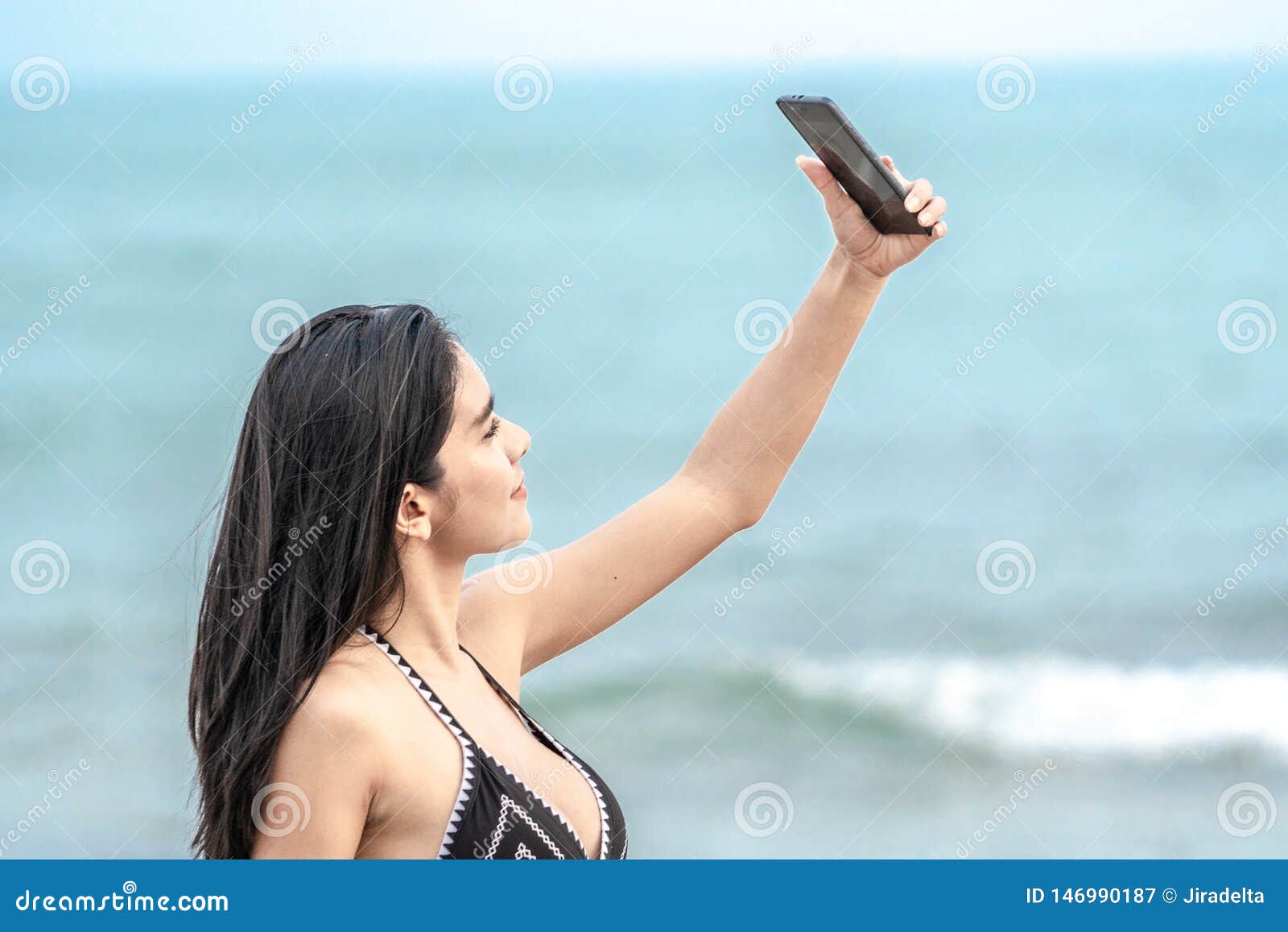 Thaise Vrouw Die In Zwarte Bikini Op Het Strand En Selfie
