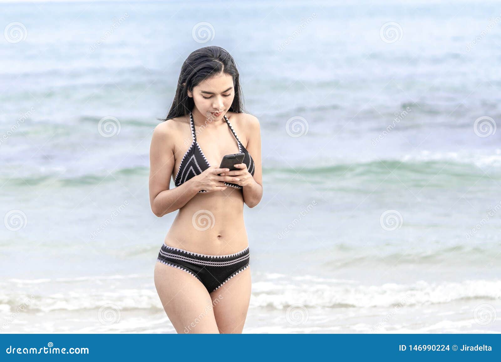 Thaise Vrouw In Zwarte Bikini Die Op Het Strand Lopen En