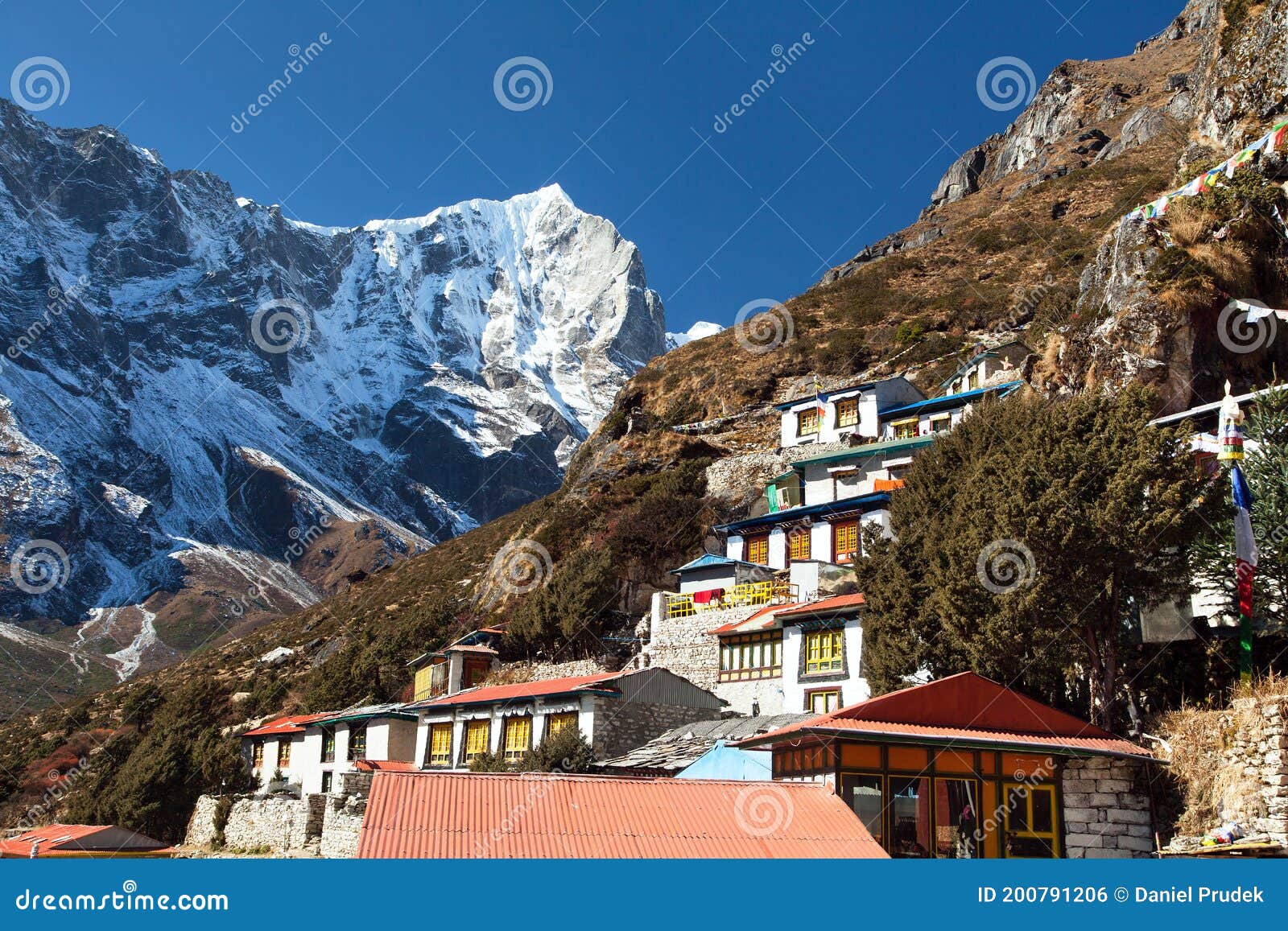 Scenic Himalayan mountain valley landscape background. Rectangular  Panorama. Khumbu valley (Everest Region), northeastern side of Nepalese  Mount Evere Stock Photo - Alamy