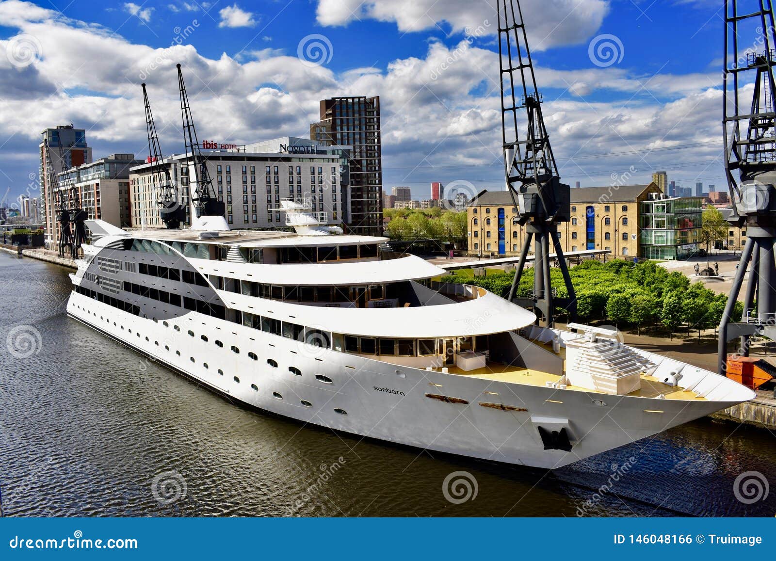 yacht hotel river thames