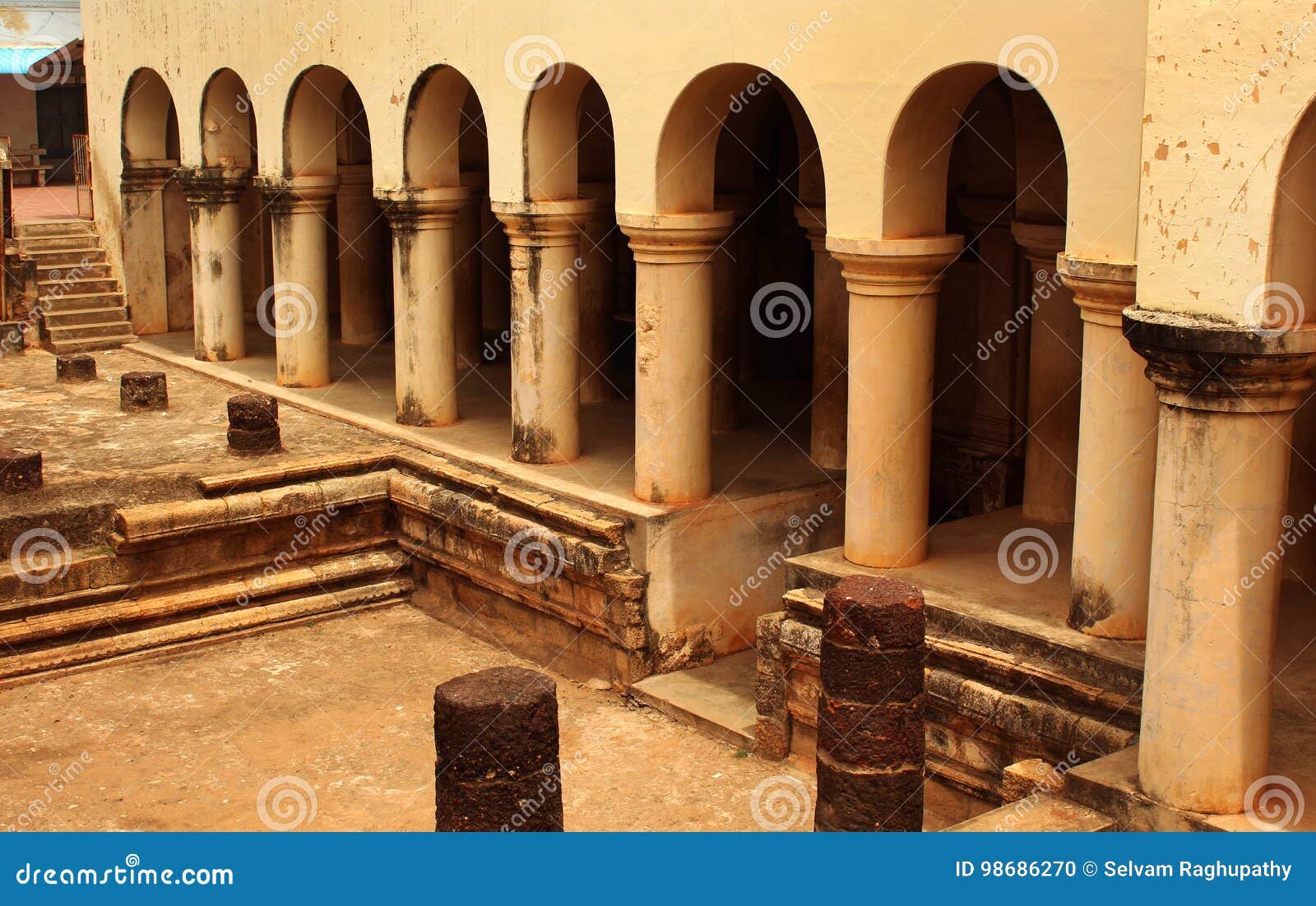 the thanjavur maratha palace pillars