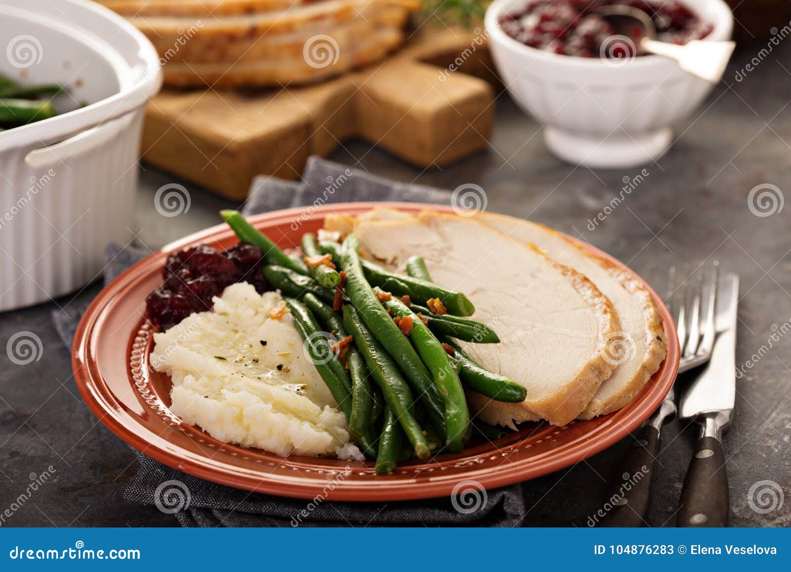 Thanksgiving Plate with Turkey, Mashed Potatoes and Green Beans Stock ...