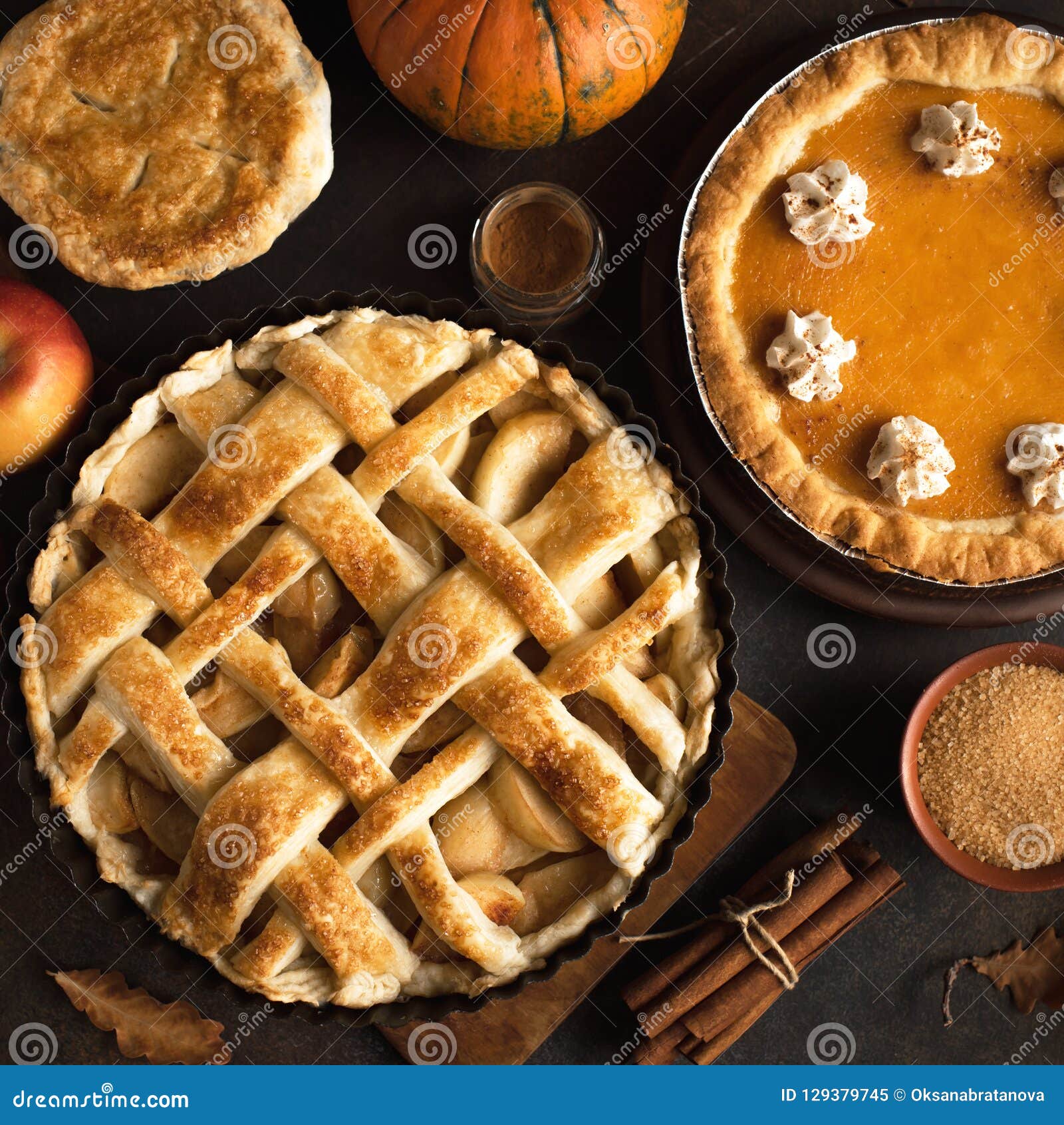 thanksgiving pumpkin and apple pies