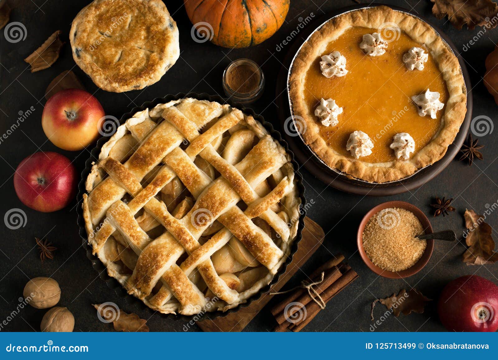 thanksgiving pumpkin and apple pies