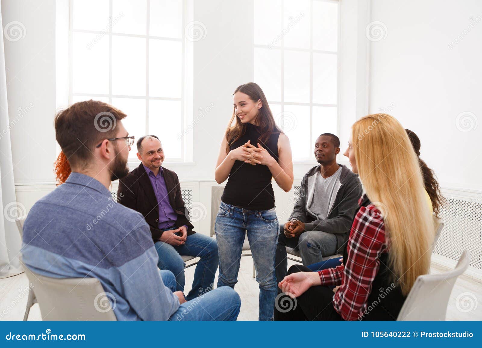 Spreken Voor Een Groep Therapeut Die Met Een Groep Bij Therapiezitting Spreken Stock Foto