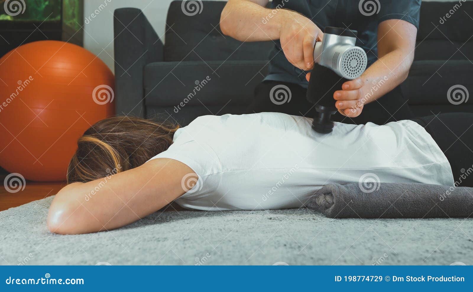 Therapist Massaging Woman`s Back Stock Image Image Of Massaging Home 198774729