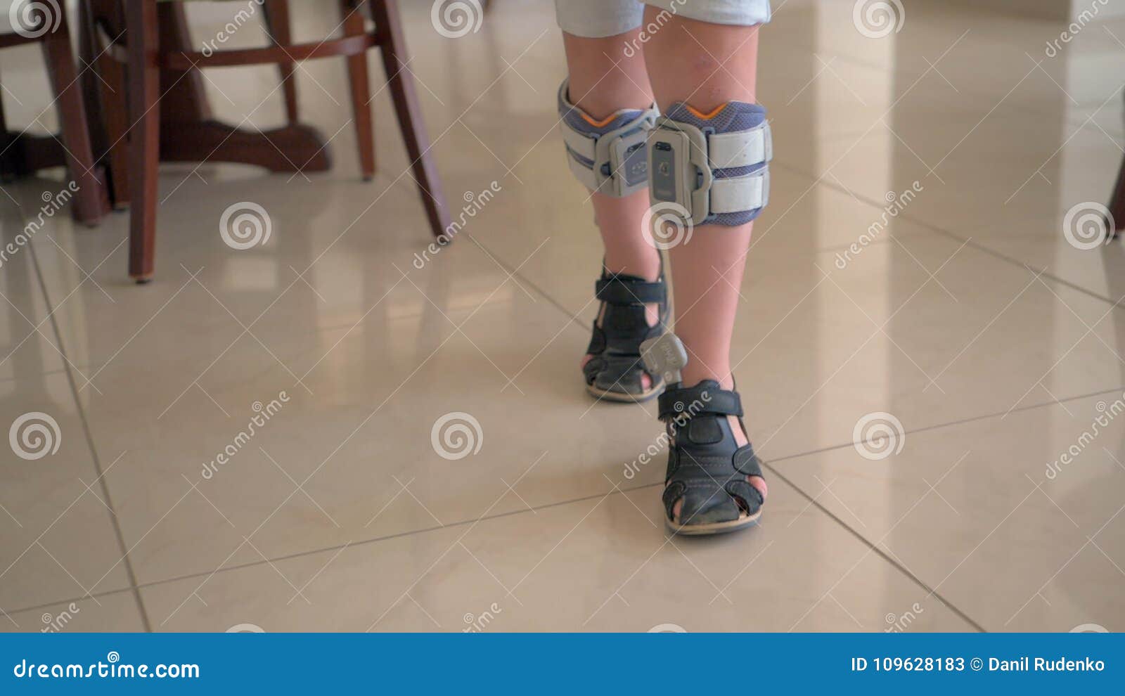 https://thumbs.dreamstime.com/z/therapy-functional-electrical-stimulation-kid-wearing-foot-drop-system-slow-motion-shot-kid-walking-indoor-child-wearing-109628183.jpg