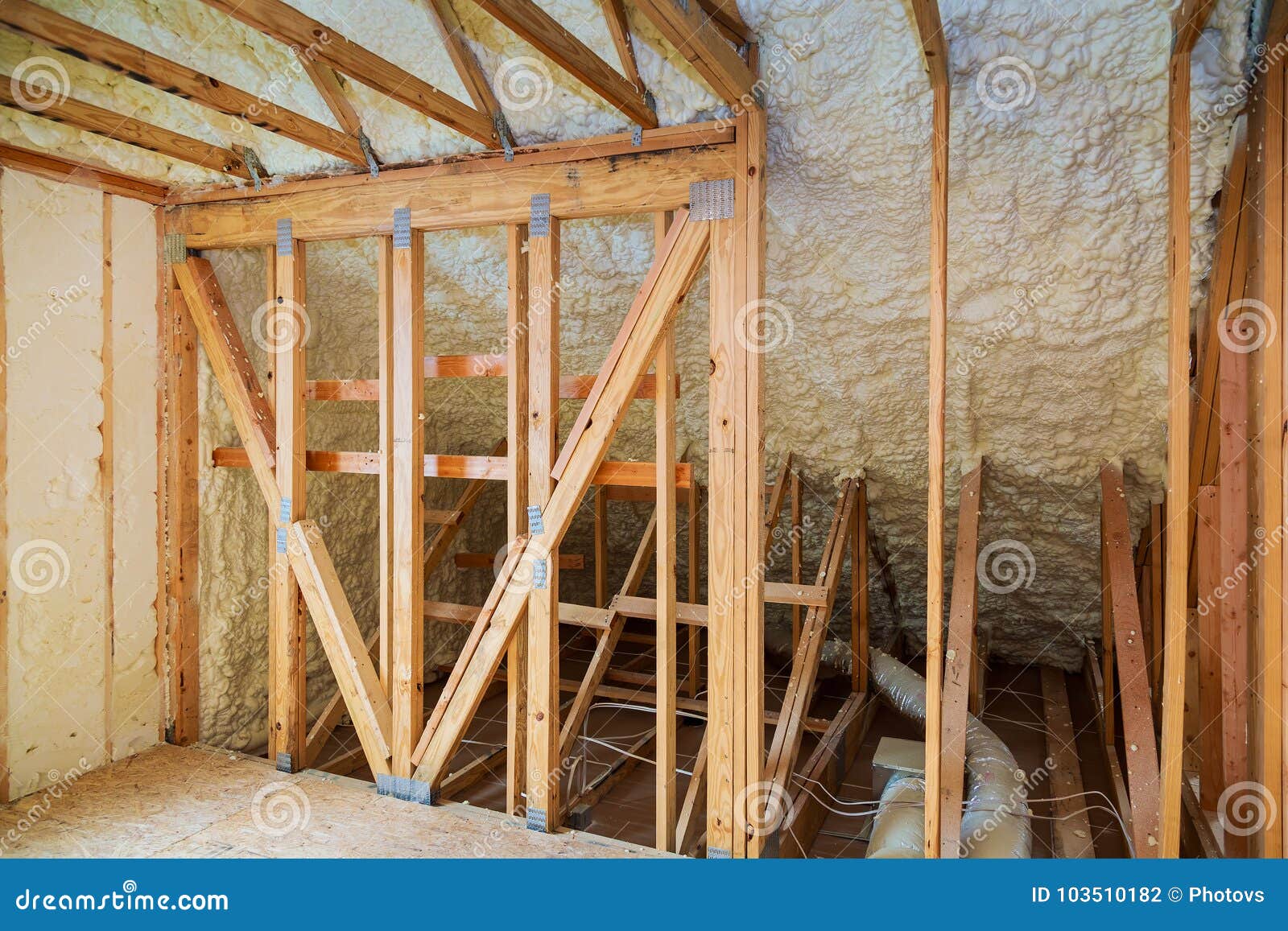 Decken-Isolierung Im Neuen Haus Stockfoto - Bild von ziegelsteine,  architektonisch: 102205046