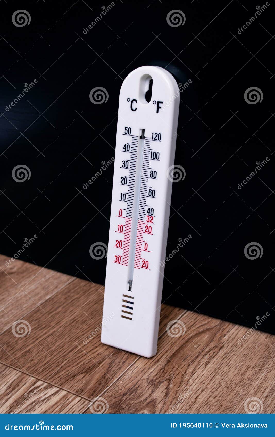 Thermomètre à Mercure De La Chambre Sur Le Gros Plan De Table Photo stock -  Image du matériel, table: 195640110