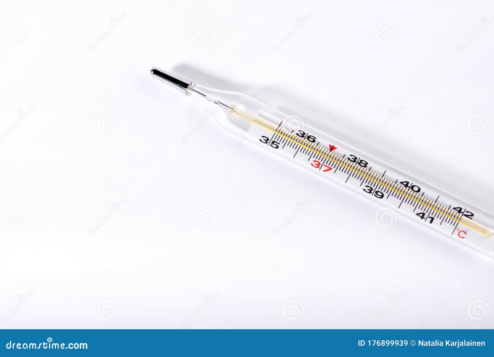 Thermomètre à Mercure Médical Isolée Sur Le Fond Blanc Avec Le