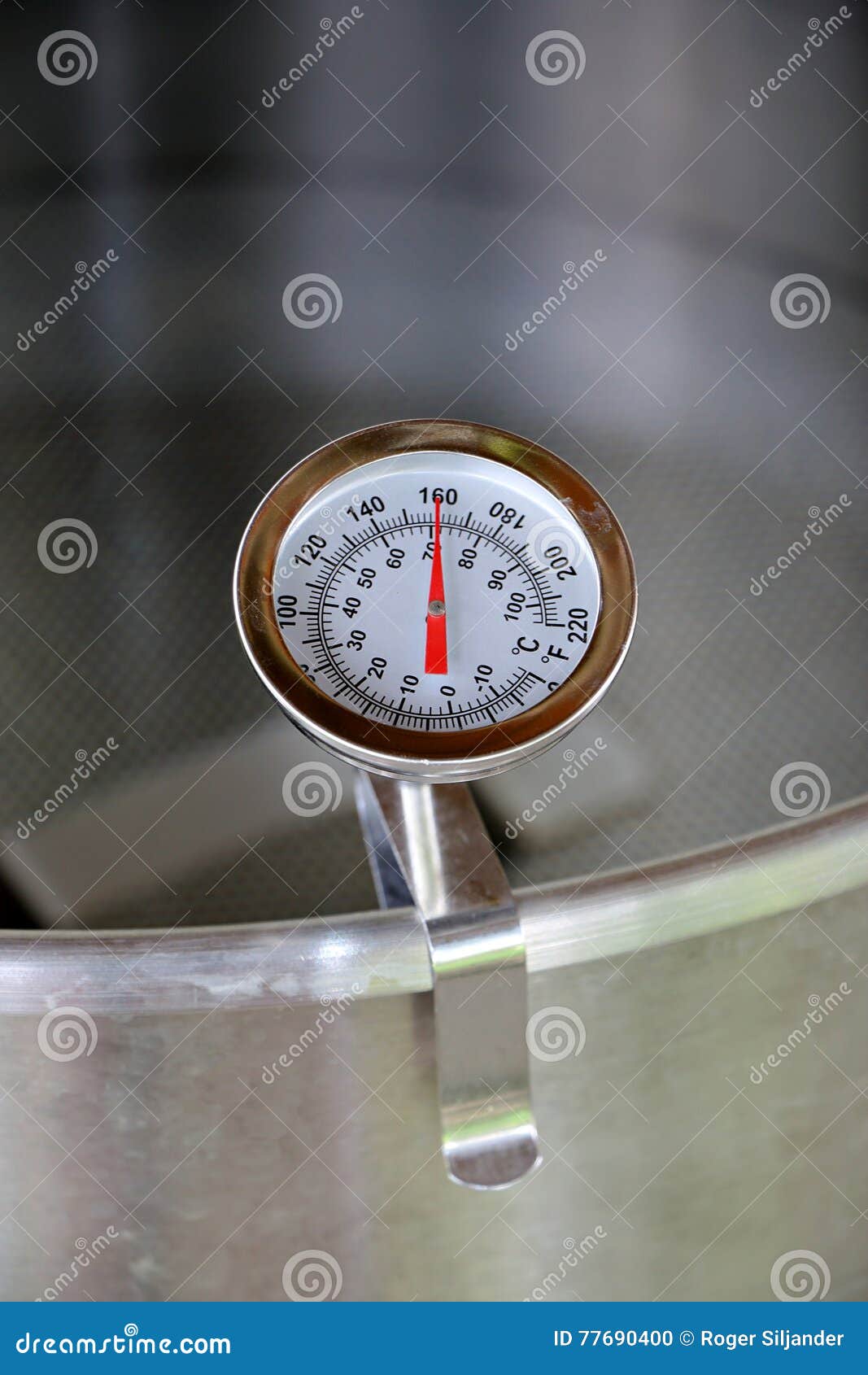 Thermomètre De Cadran Dans L'eau De Chauffage Photo stock - Image