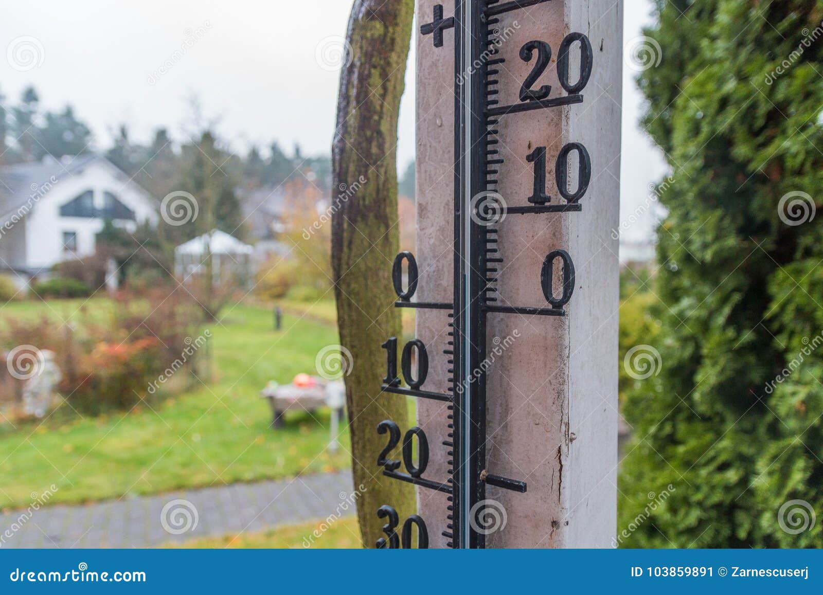 Thermomètre Extérieur Avec Le Fond De Jardin Image stock - Image du  thermique, flou: 103859891