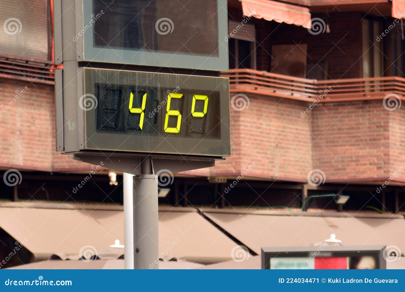 street thermometer marking 46 degrees celsius