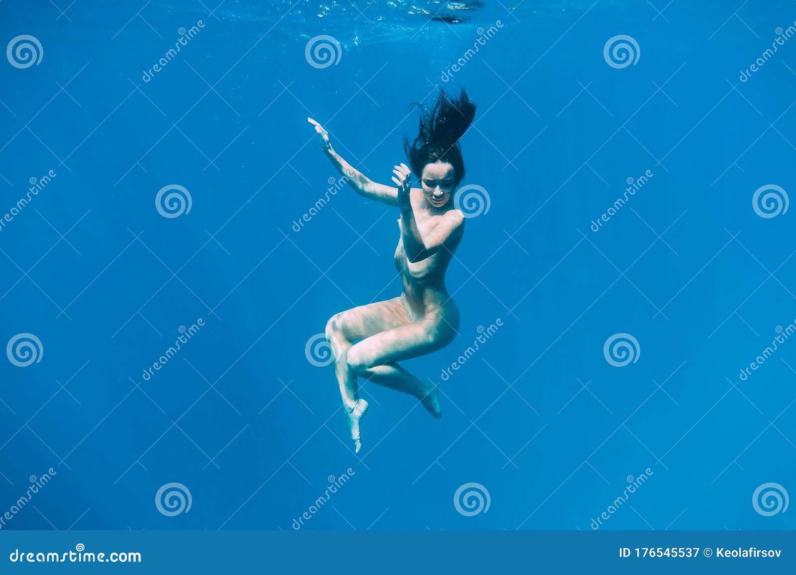 Beim frauen schwimmen nackt Mädchen unter