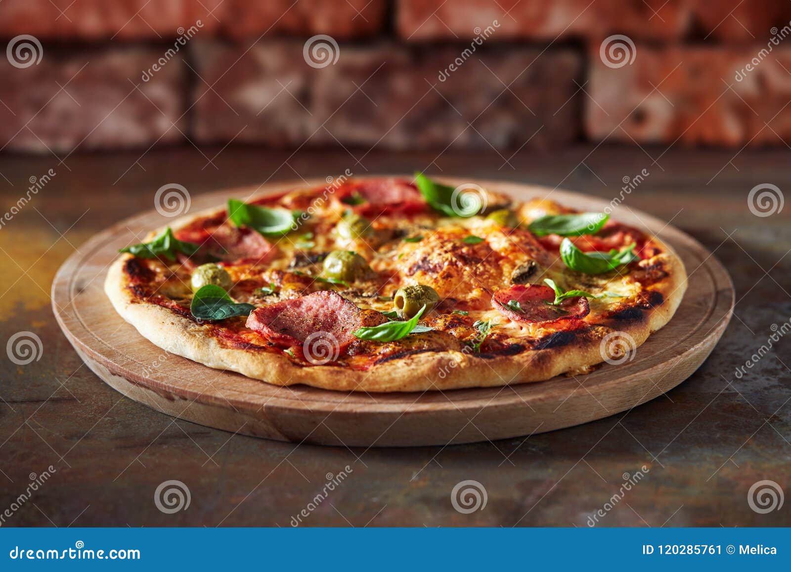 thin crust pizza with ham, cheese and olive
