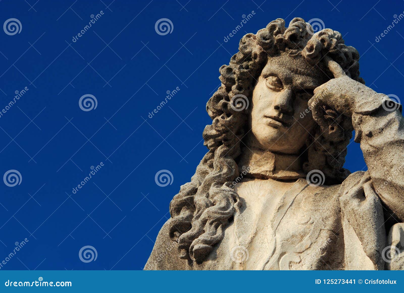 https://thumbs.dreamstime.com/z/thinking-man-statue-act-against-blue-sky-bernardo-nani-monument-erected-th-century-padua-great-venetian-scholar-125273441.jpg