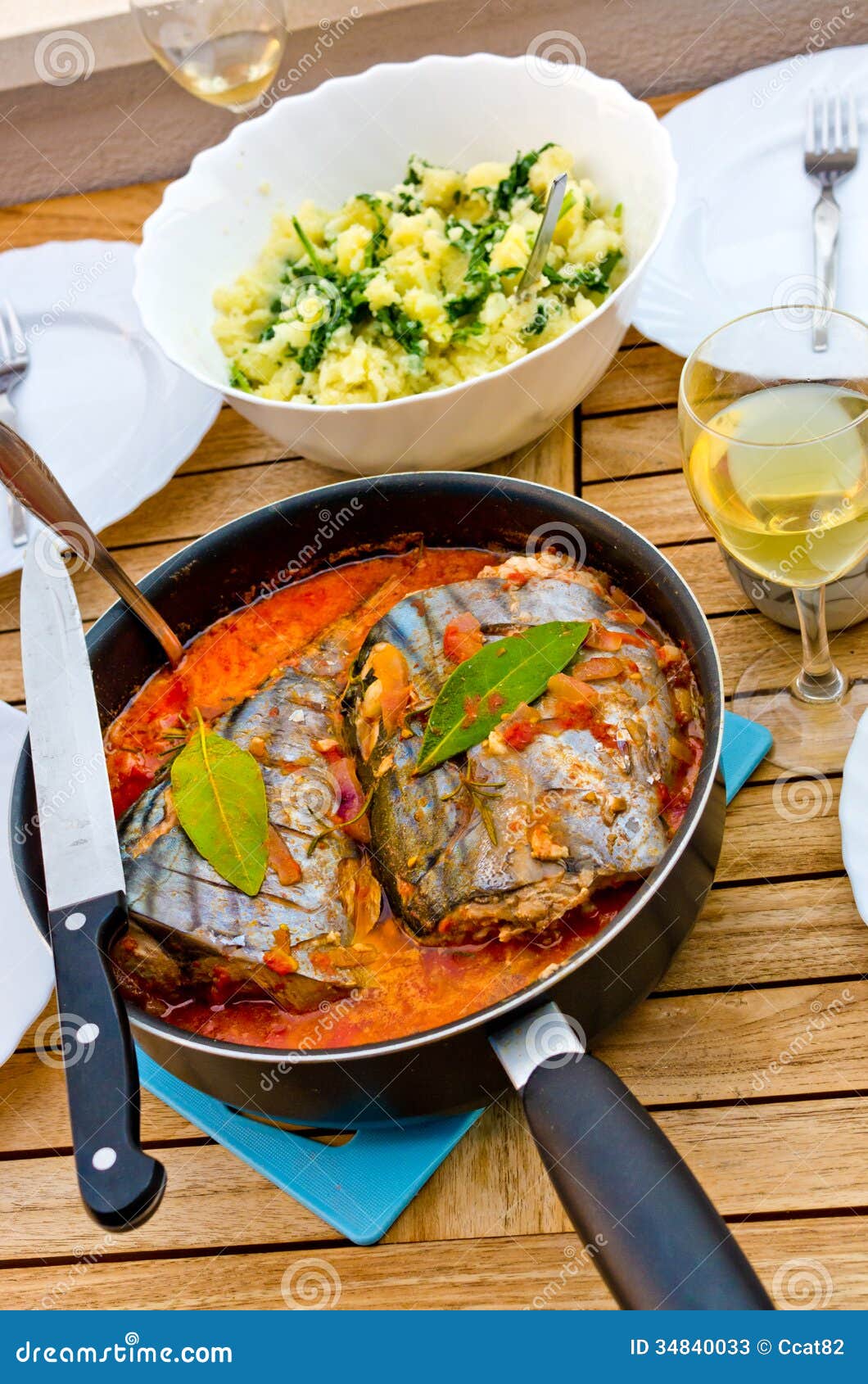 Thon en sauce tomate image stock. Image du cuit, délicatesse 34840033