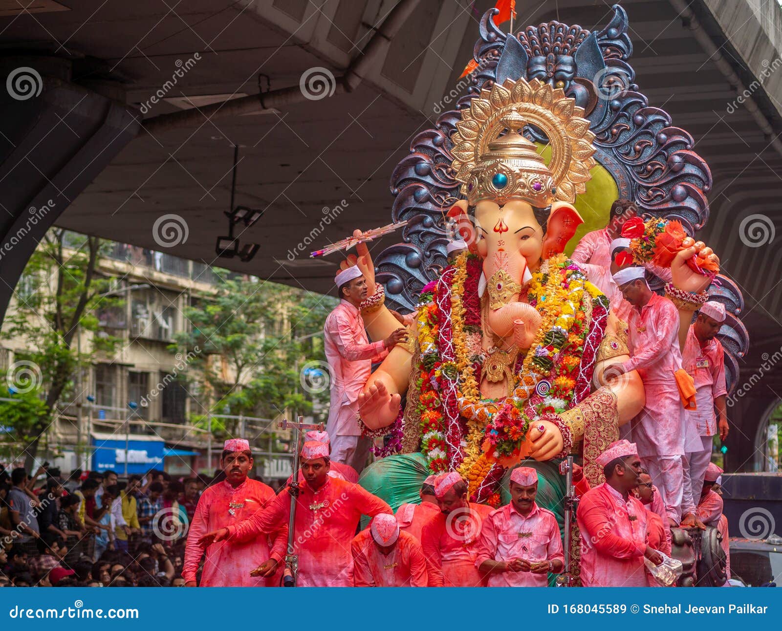 Thousands of Devotees Bid Adieu To Lalbaugcha Raja in Mumbai during