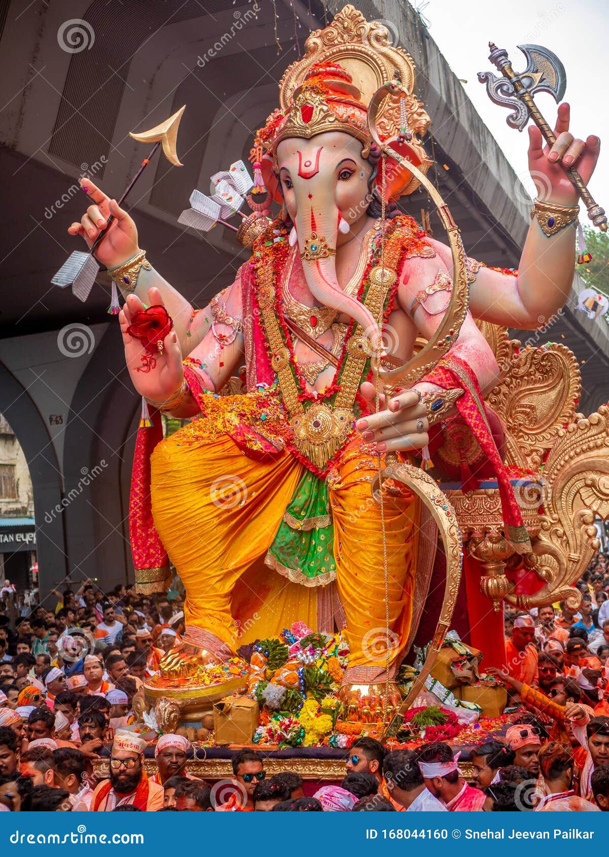 Thousands of Devotees Bid Adieu To Tallest Lord Ganesha in Mumbai
