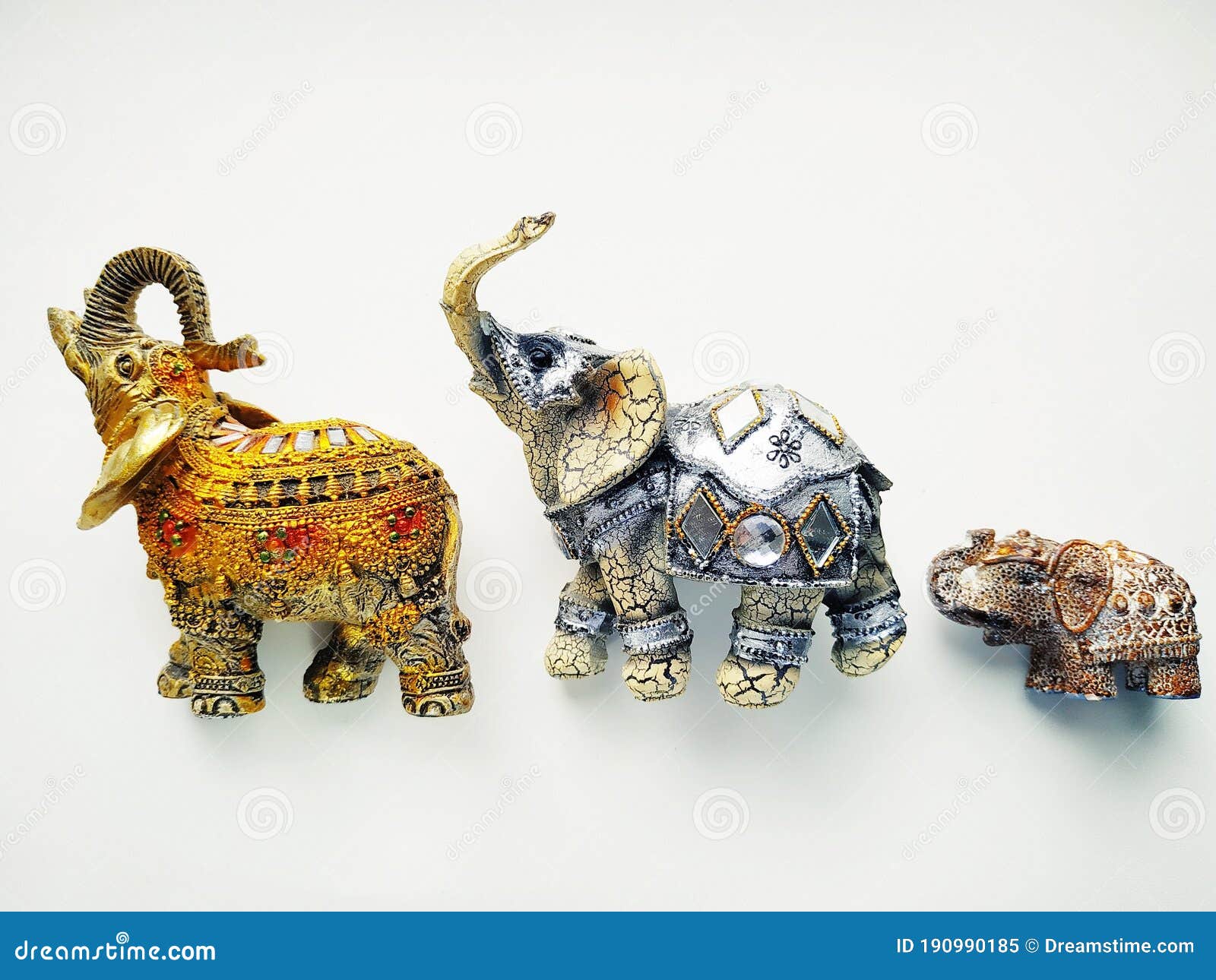 three elephants of different sizes according to feng shui