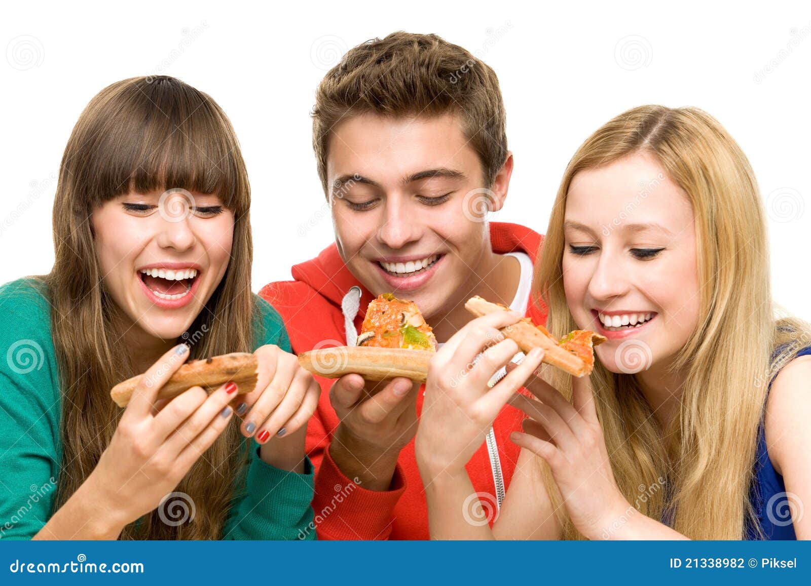Люди едят людей название. Студент пицца. Студенты едят пиццу. Люди едят вместе. Друзья в пиццерии.