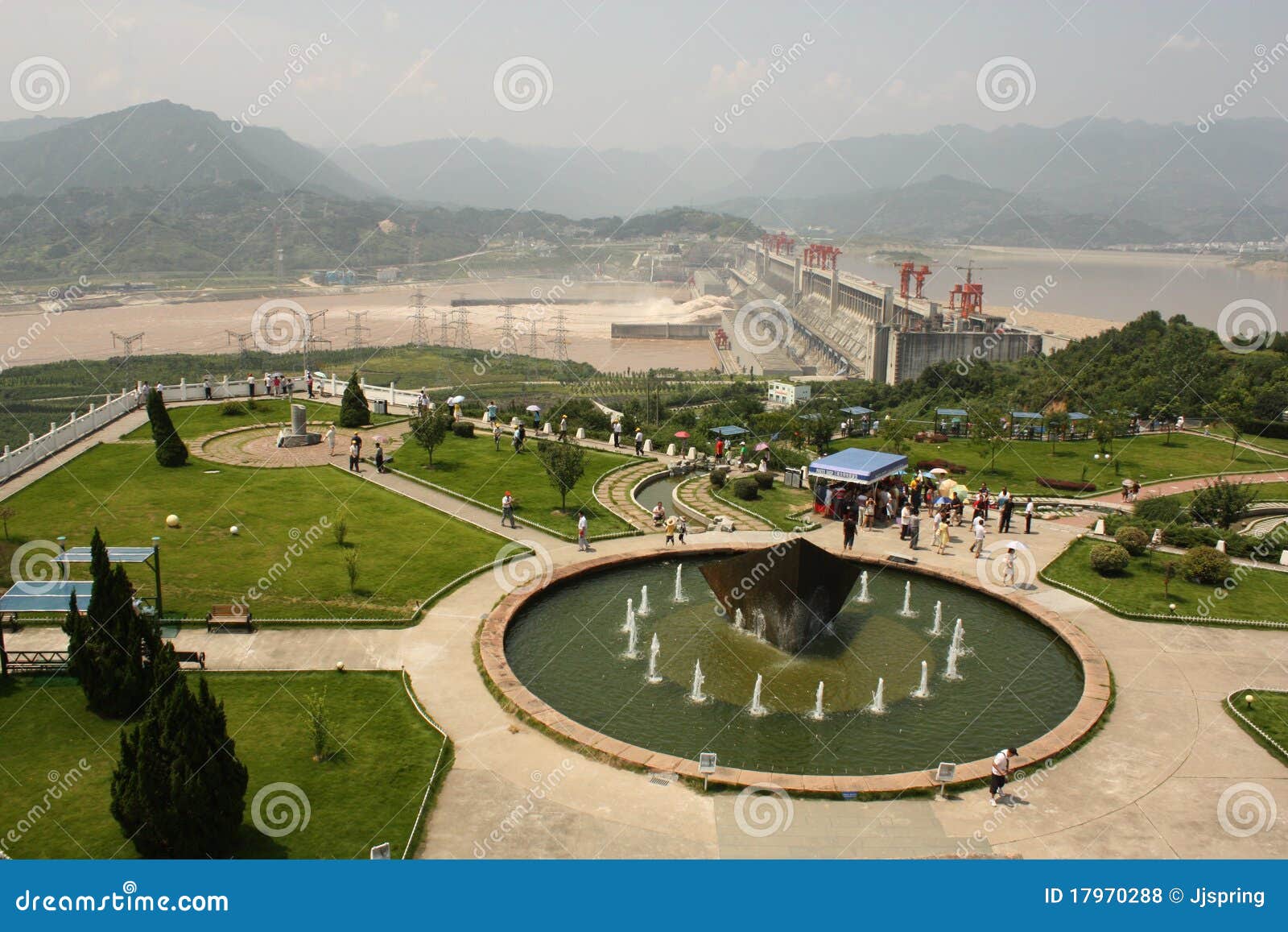 Central hidroeléctrica más grande del mundo - Three Gorge Dam en el río de Yangtze en China