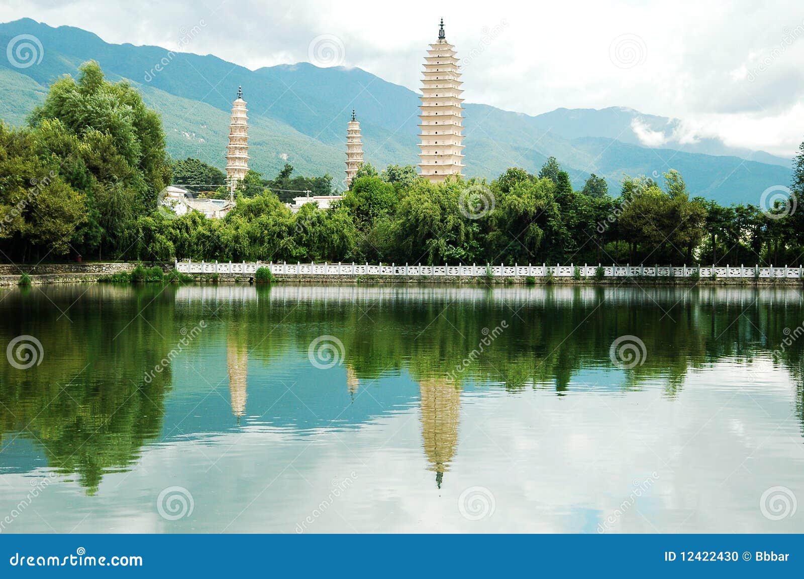 three pagodas in dali