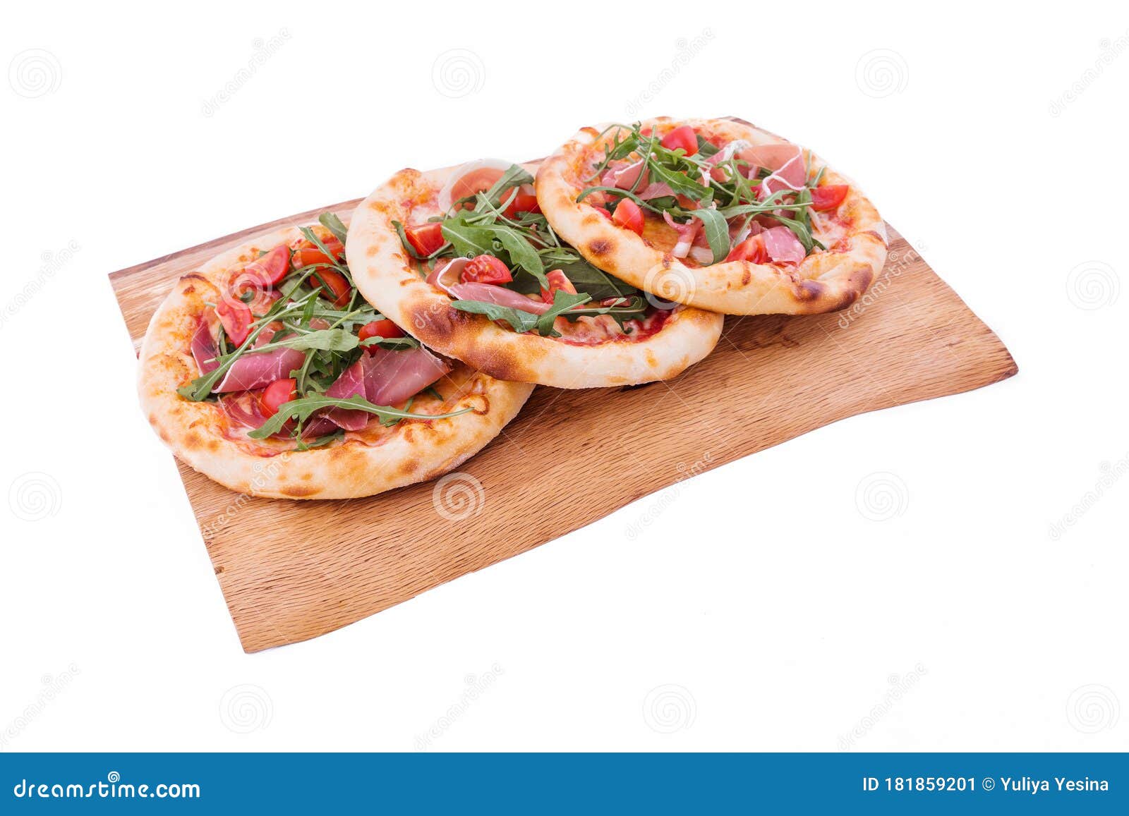 три пиццы одна с фруктами одна с овощами и соусом одна с мясом и сыром фото 117