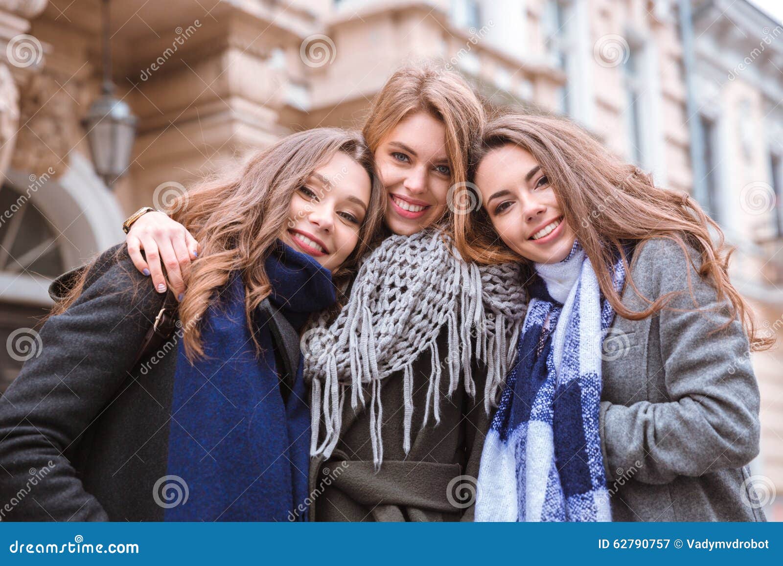 Три очаровательные. Фотография девушки подружки улыбаются. Красивые картинки девушки и подружки улыбаются. 3 Girlfriend together.