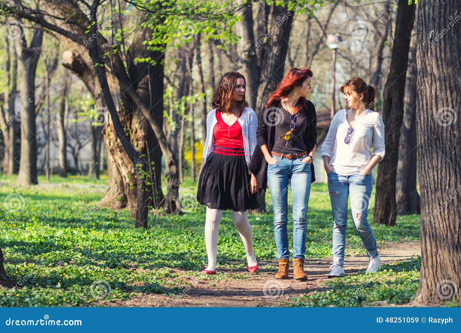 Где девочки гуляют. Три девушки в парке. Подруги гуляют. Девушка гуляет в парке. Прогулка подростков в парке.